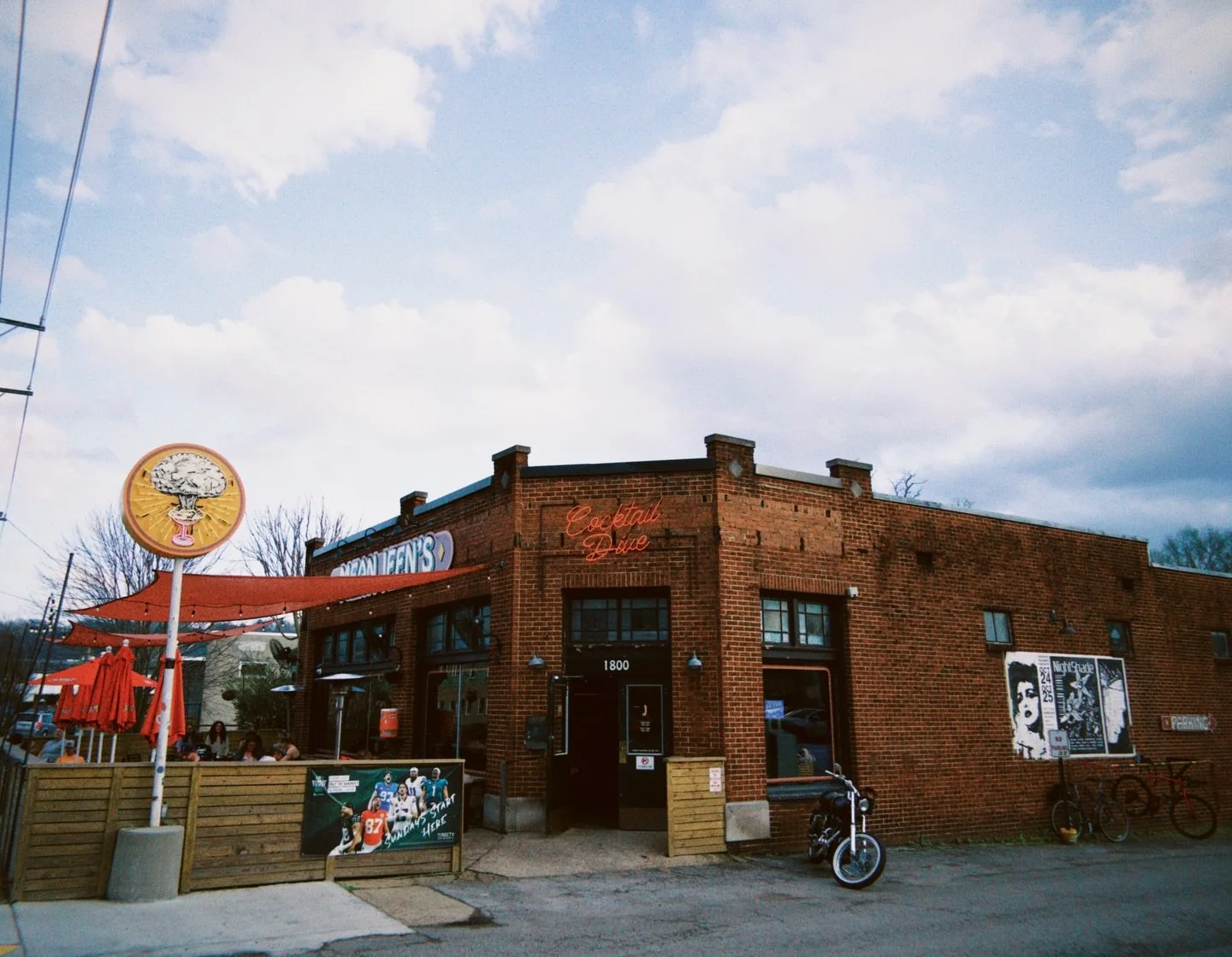 Saturday lunch just leveled up 🍔🍻
Hot food, cold drinks, and a bar that turns &ldquo;quick bite&rdquo; into staying way longer than planned. Grab your crew and make Mean Jeen&rsquo;s your lunch spot today.

Join us for lunch.
#MeanJeens #Chattanoog
