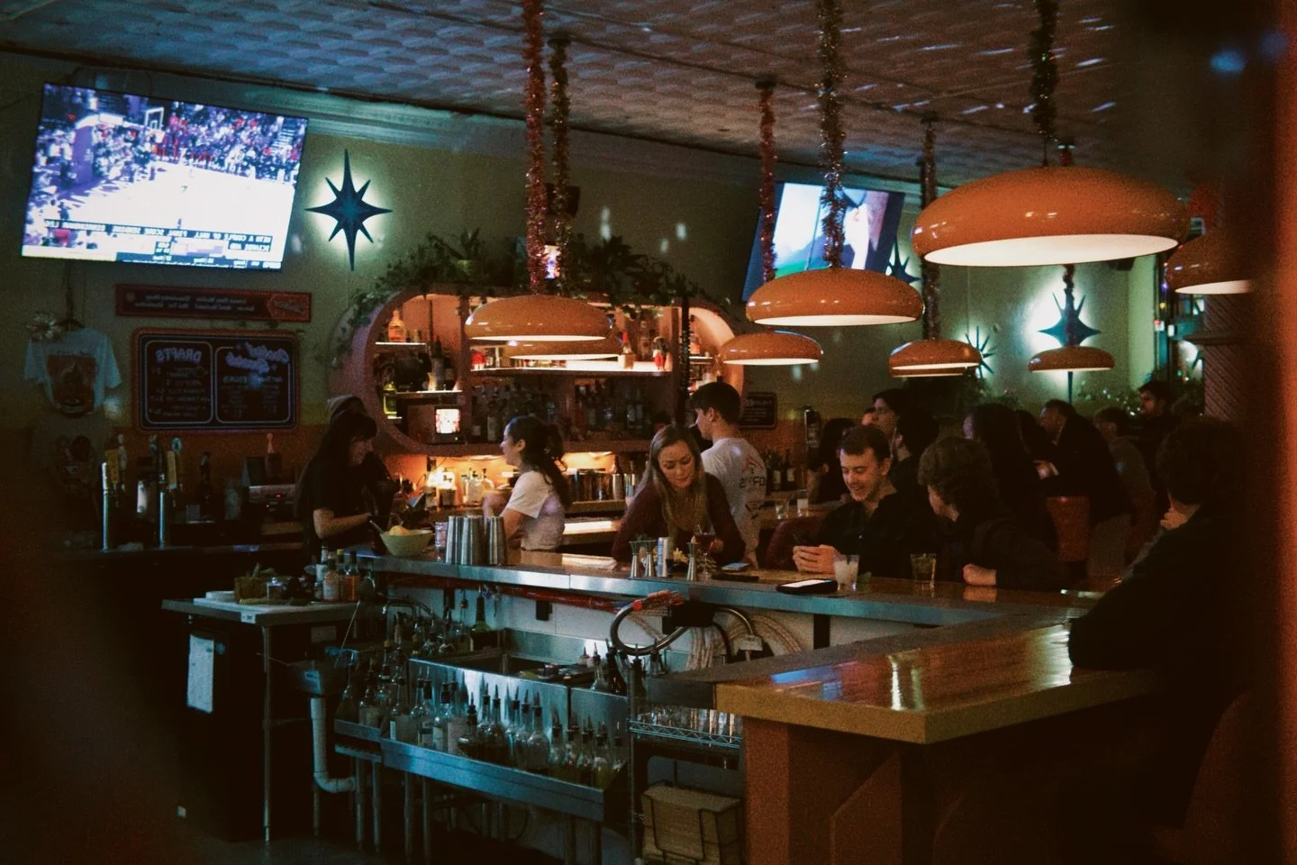 Sunday&rsquo;s calling 🍻
Brunch at the bar, drinks flowing, and no reason to rush out. Ease into the day the right way at Mean Jeen&rsquo;s.

Join us today.
#MeanJeens #ChattanoogaBars #SundayInChatt