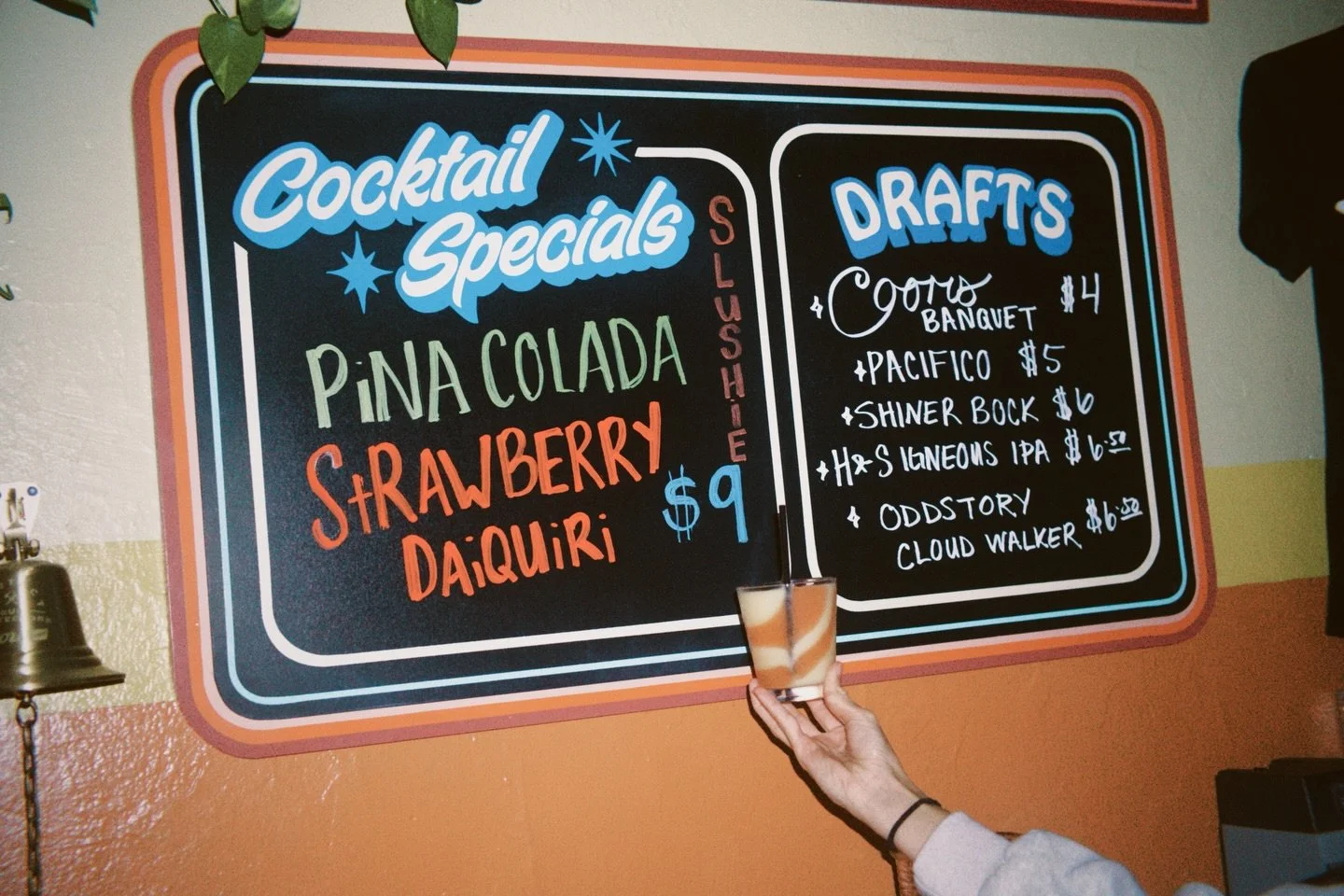 Tried our new frozens yet? 🍹❄️
Cold, refreshing, and waiting for you‼️‼️ ALSO we&rsquo;ve got brunch going &lsquo;til 3PM &amp; happy hour til 7PM🍻

Come hang at Mean Jeen&rsquo;s.
#MeanJeens #ChattanoogaBars #BrunchInChatt #FrozenDrinks