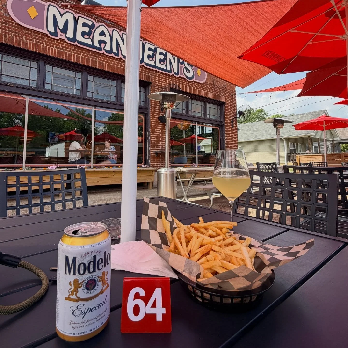 Sunday at Mean Jeen&rsquo;s ☀️ keep The weekend spirit alive here with good food coming out, drinks lined up, and nowhere else to be. Pull up and make it your spot for the day 🍳🍻

#ChattanoogaFood #ChattanoogaBars #MeanJeens #SundayFunday #NoogaEat