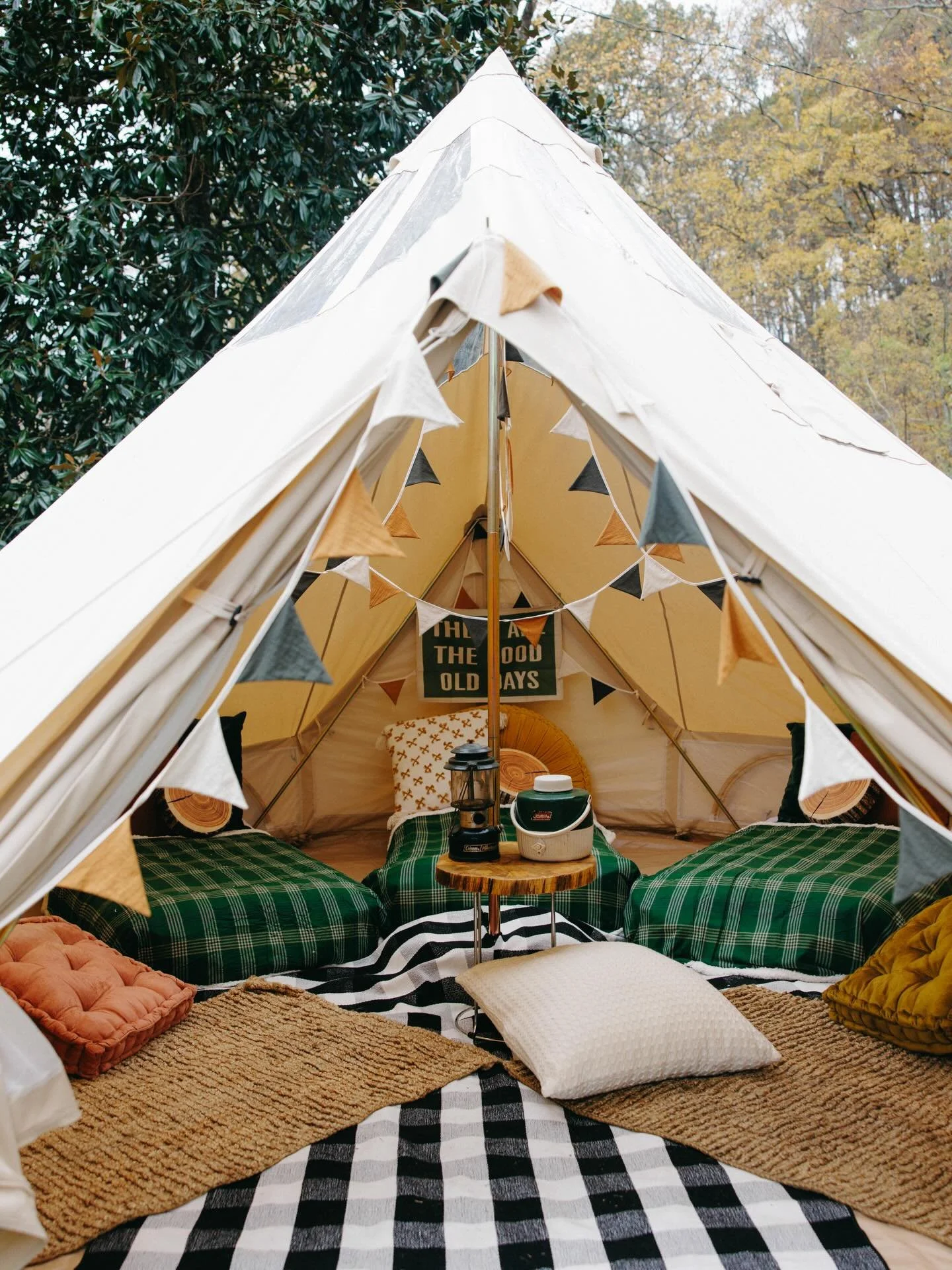 Let&rsquo;s go camping! Our &ldquo;Camp Happy&rdquo; set up has all that summer camp nostalgia ⛺️

#nashvilleglamping #nashvillethingstodo #glamping #nashvillepartyrentals

📸: @maggiereadephoto