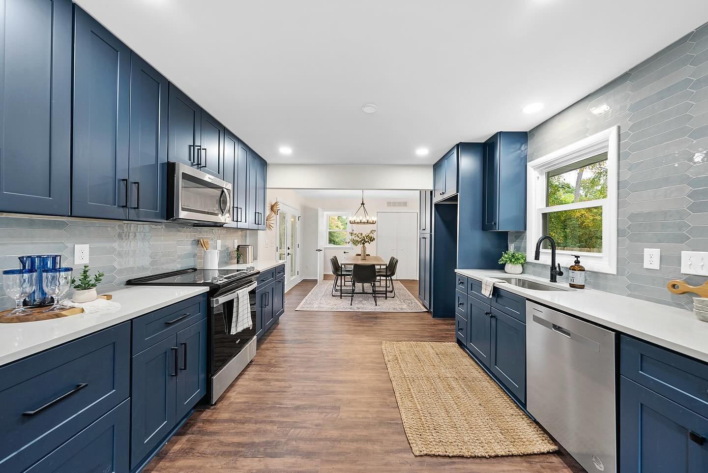 No Monday Blues in this kitchen! We absolutely love these gorgeous blue cabinets we installed. They bring such a vibrant jolt of color while still maintaining a neutral vibe. Blue surprisingly compliments so many kitchen elements. Would you give blue