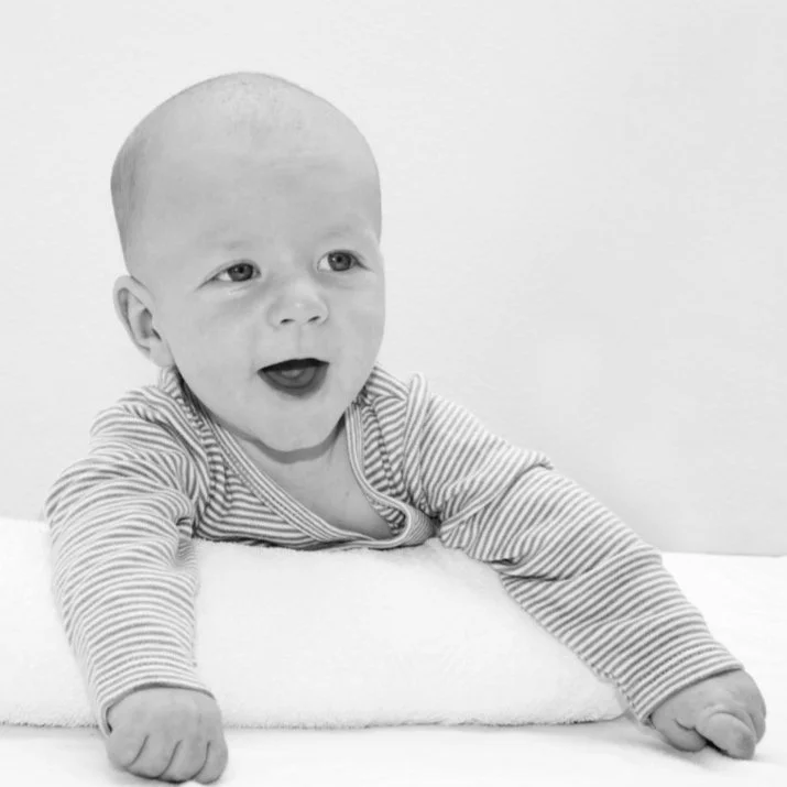 Infant in tummy time alternative