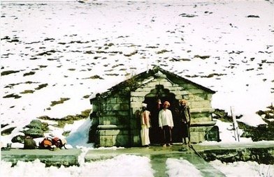 Templo de shiva a 1 km antes de chegar ao templo de  Kedarnath.
Depois de 10 dias a caminhar entre os vales dos Himalayas. Algures em 2008 

Nas montanhas dos Himalayas os yogiis t&ecirc;m mais a ver com os pastores portugueses do que qualquer profes
