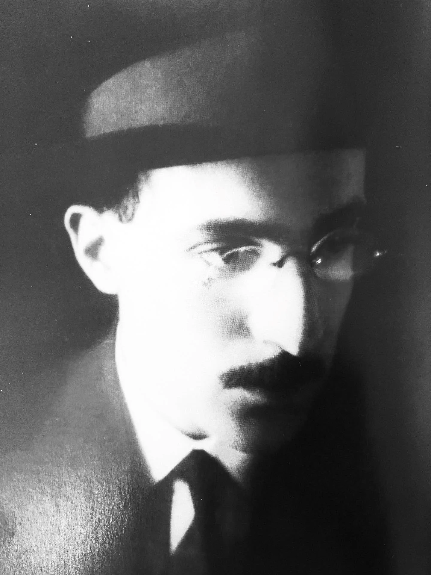 Fernando Pessoa, o nosso guru.

Poucos conhecem a obra filos&oacute;fica de Fernando Pessoa. Se a conhecessem, entenderiam muito melhor as origens espirituais de onde o povo portugu&ecirc;s brotou um dia.
E como n&oacute;s, Portugal, somos uma na&cce