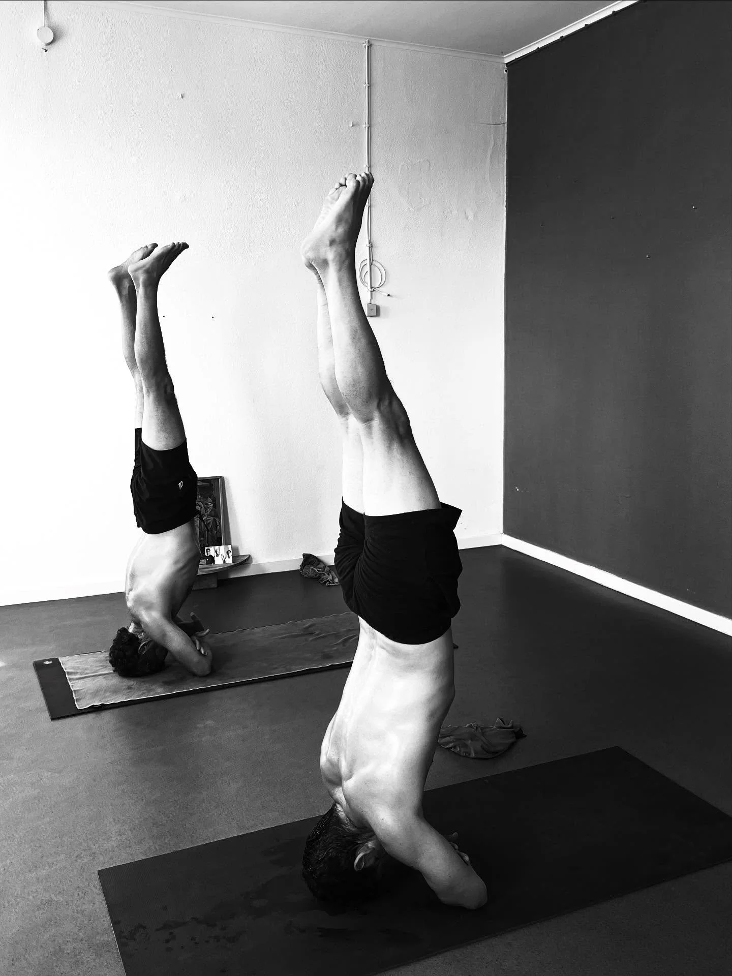 BADDHA HASTA SIRASHASANA 

No tapete praticamos yoga e na vida fazemos yoga.

Miguel Oliveira , 52 anos, &eacute; arquiteto de profiss&atilde;o &mdash; e como muitos de n&oacute;s no Mysore Sintra, &eacute; profundamente apaixonado pelo mar e por est