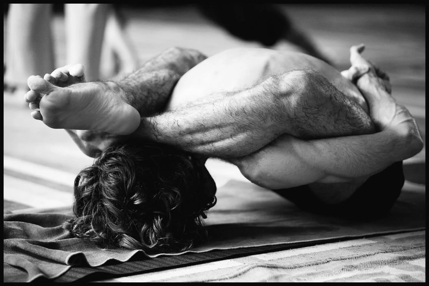 Supta Kurmasana no K. Pattabhi Jois Ashtanga Yoga Institute, Mysore, &Iacute;ndia &ndash; 2008
Xico Rodrigues, com 24 anos, a praticar com Saraswati Jois.

&ldquo;Depois da minha aplica&ccedil;&atilde;o ter sido rejeitada, acabei por praticar durante