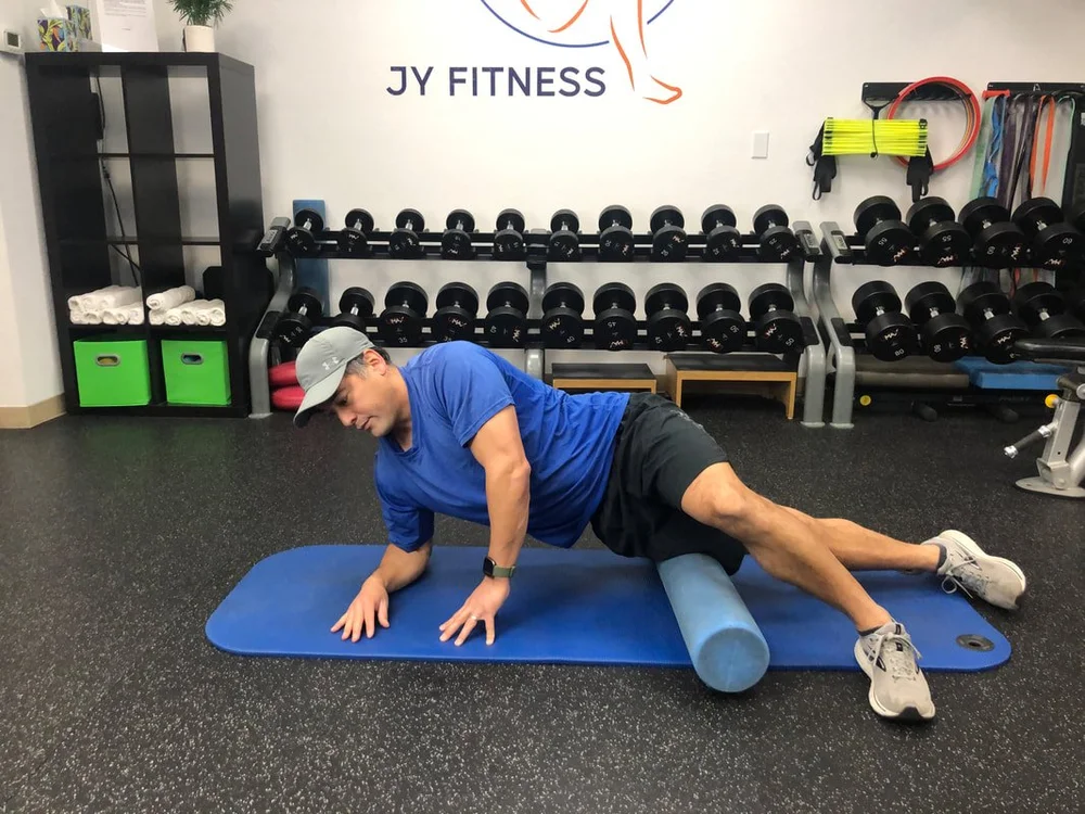 Rolling the IT band with reduced pressure.