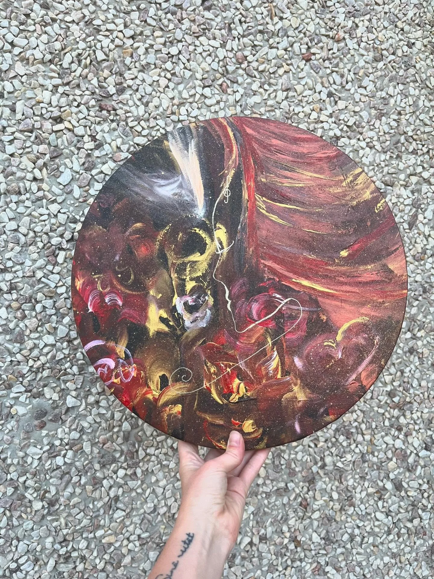 Rakastan t&auml;n teoksen voimaa. 🔥🔥🔥 

&rsquo;Embrace Your Inner Demon&rsquo; 🔥🌹💋

halk.40cm

Oon p&auml;&auml;tt&auml;nyt et t&auml;ss&auml; el&auml;m&auml;ss&auml; en en&auml;&auml; v&auml;istele pelkoja tai omia varjoja. Kohtaan ne ja meen 