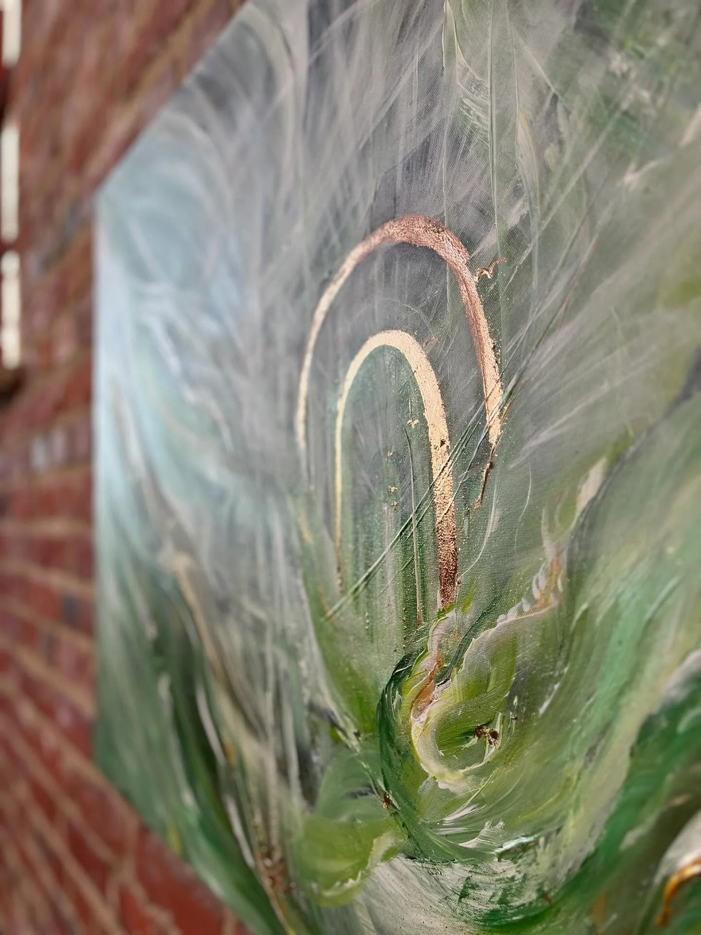 PORTAALI

100x81cm

Syv&auml;n vihre&auml;n ja valkoisen s&auml;vyihin k&auml;tkeytyy kultainen portaali &ndash; kuin salaisuus, joka odottaa l&ouml;yt&auml;mist&auml;&auml;n. Teos kutsuu pys&auml;htym&auml;&auml;n, katsomaan, ja ennen kaikkea astuma