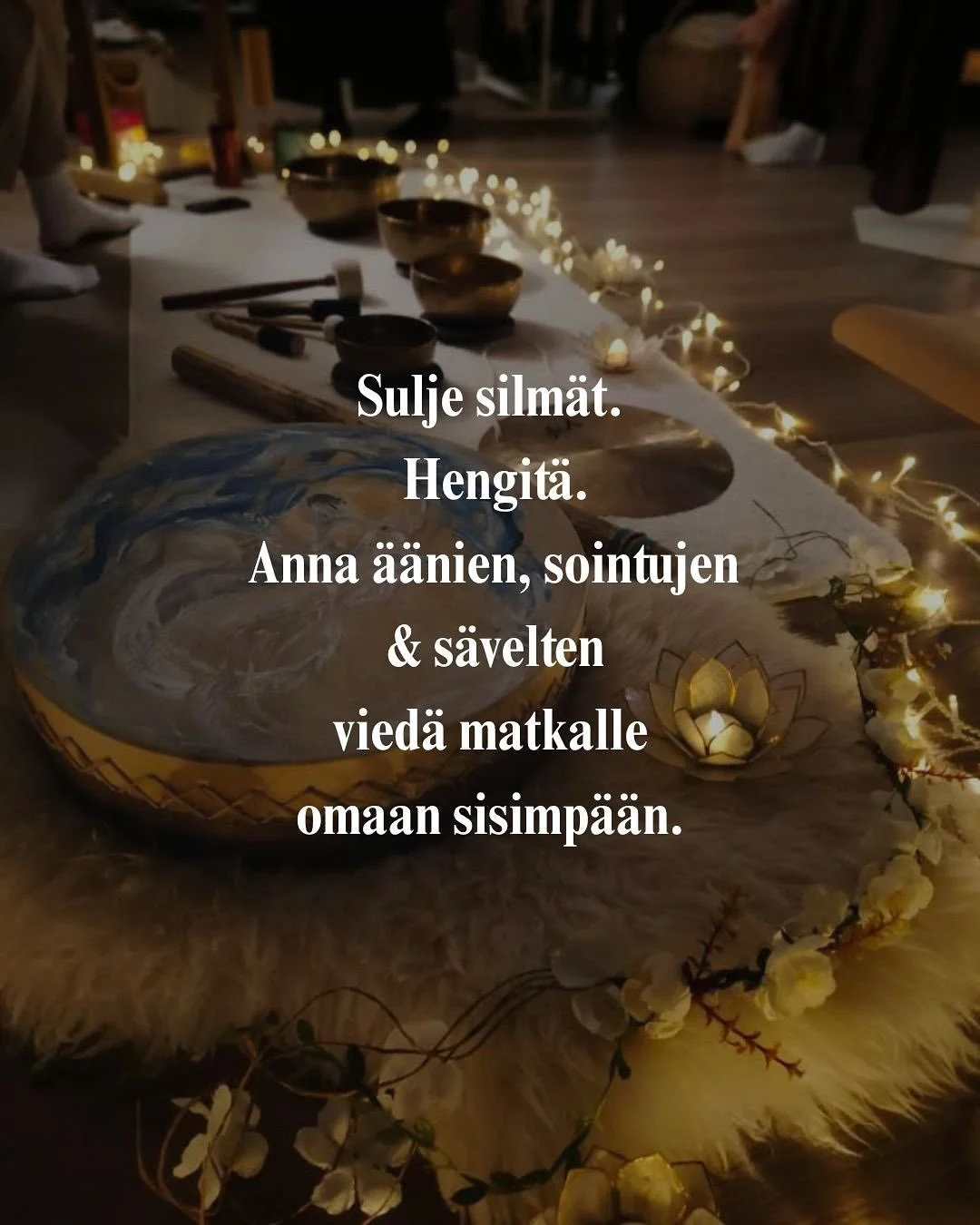 Sulje silm&auml;t.Hengit&auml;. Anna &auml;&auml;nien, sointujen ja s&auml;velten vied&auml; sinut matkalle omaan sisimp&auml;&auml;si.

&Auml;&auml;nimatkat &amp; &auml;&auml;nimaljarentoutukset ryhmille

Tilauksesta juuri teid&auml;n tarpeidenne mu