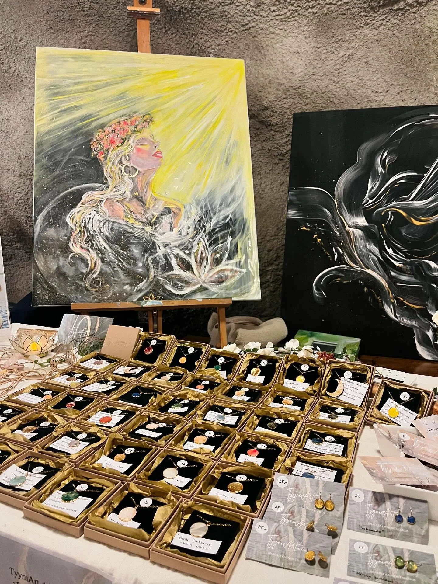 L&auml;mmin kiitos kaikille Vanhan Kaivoksen Joulumarkkinoilla juttusilla ja ostoksilla k&auml;yneille. Mik&auml; ihana tunnelma ❤️ 

Useampi uniikki taide koru l&ouml;ysi omistajansa. 😍

Ja er&auml;s taideteos, jonka olin piilottanut toisen teoksen