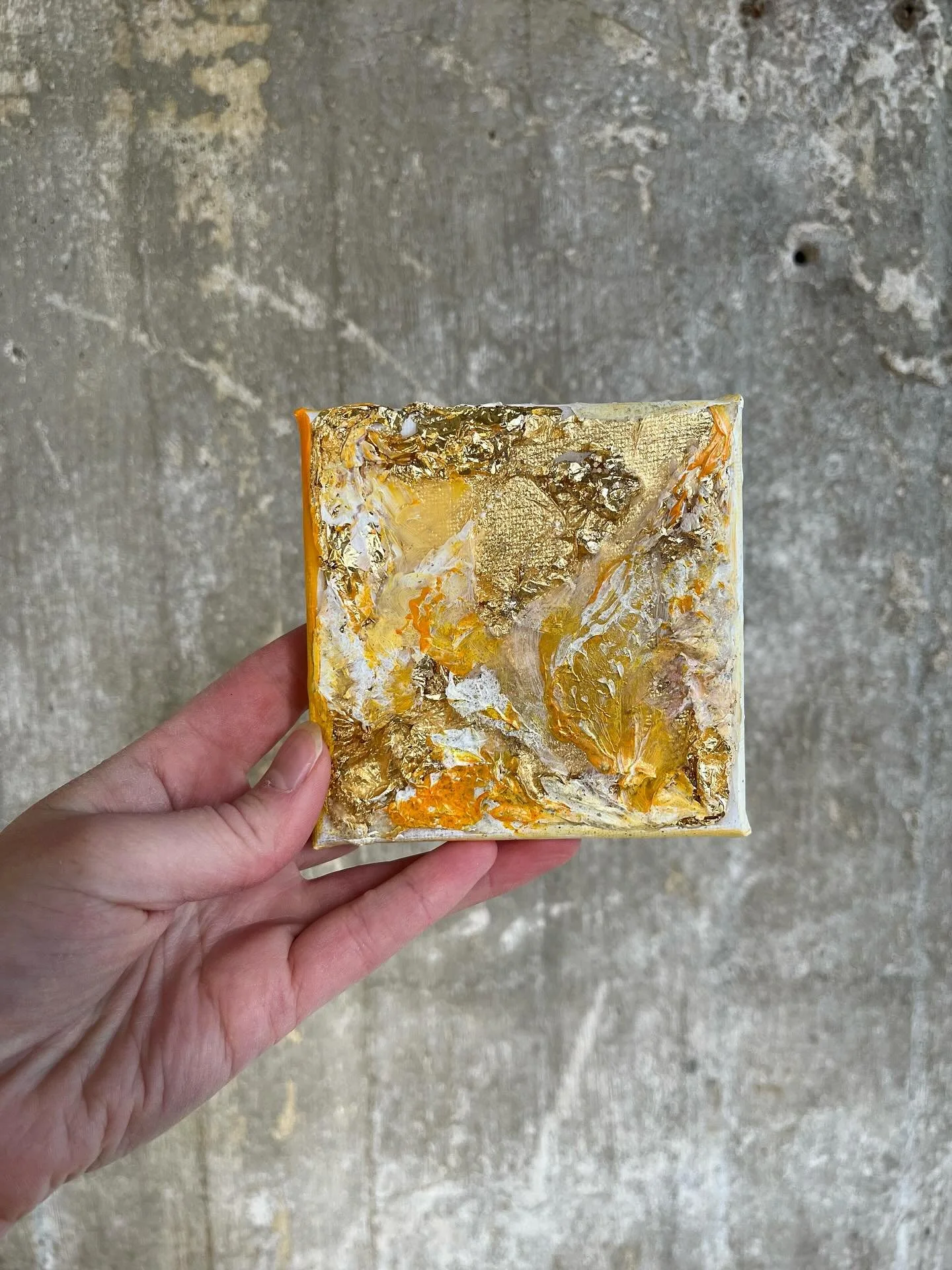 Joulukuun Taiden&auml;yttelyn kaikki teokset tulee t&auml;ss&auml;: 

1. Tunne loistosi, 10x10
2. I am the light, halk.60cm MYYTY
3. Portaali, 100x81cm
4. The Nature of life, halk.30cm
5. Uuden alku, 42x30cm
6. Rajattomat mahdollisuudet, 100x81cm
7. 