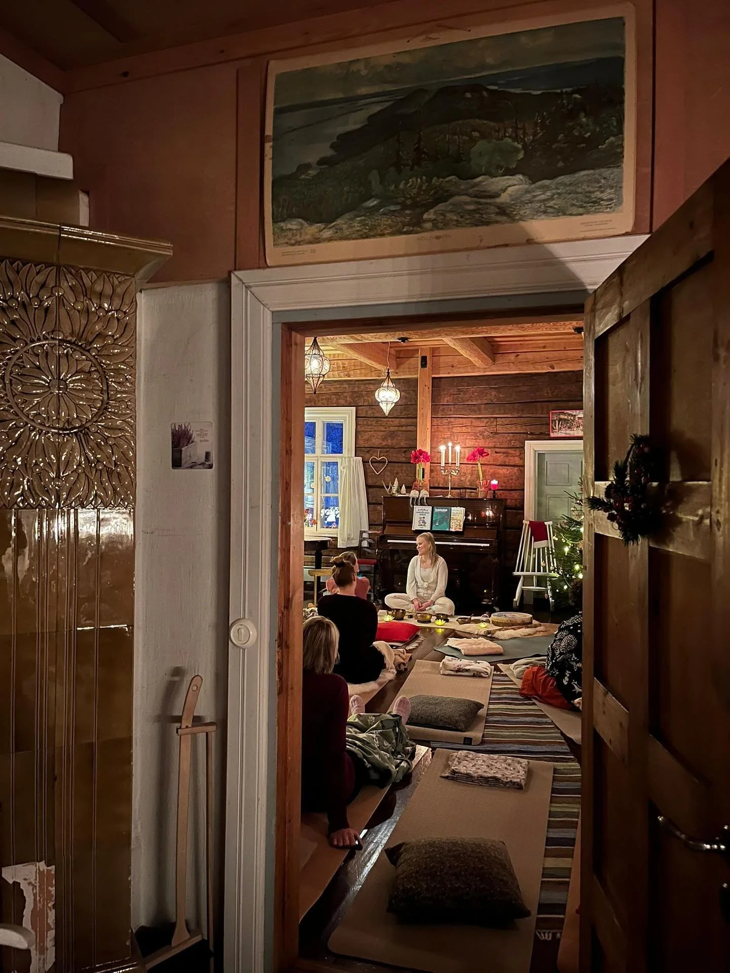 Ihanan vuoden viimeisen &Auml;&auml;nimatkan sain eilen pit&auml;&auml; niin kauniissa ja tunnelmallisessa Mattilan tuvassa keskell&auml; talven ihmemaata ja Kolin kansallispuistoa 💛

Tunnelma oli niin lempe&auml; ja l&auml;mmin, kun tuvan h&auml;m&