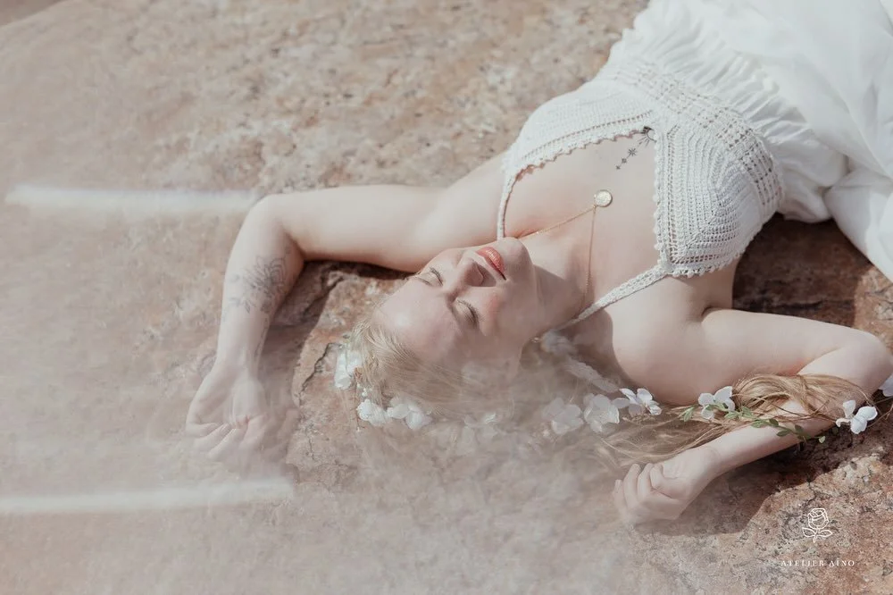 &rdquo;Koru kulkee mukanani kaikkialla, se on tuonut valtavasti voimaa - tuntuu, kuin se s&auml;teilisi valoa &rdquo; -asiakas palaute 

Kaipaatko siekin lemppari korua, joka on samalla taideteos ja muistuttaa sua sun ainutlaatuisesta kauneudesta? 

