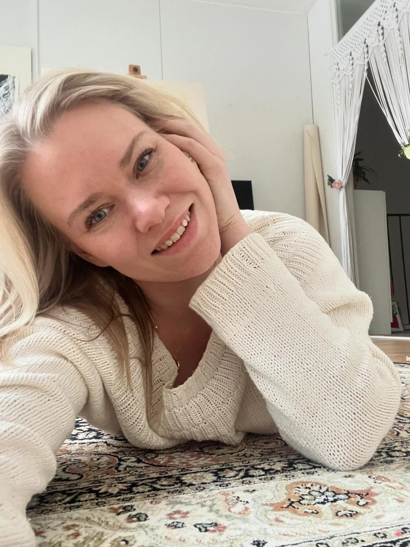 Voihan v&auml;litilafiilis. Tii&auml;ttek&ouml; sen tunteen, kun p&auml;&auml;st&auml;&auml; jostain irti. Ja sit on se tyhj&auml; tila. 

Se ihana ja hassu tilan tunne. 

Ja sit vaan oot siin&auml;. Ja tekis mieli ihan &rsquo;v&auml;h&auml;n&rsquo; 