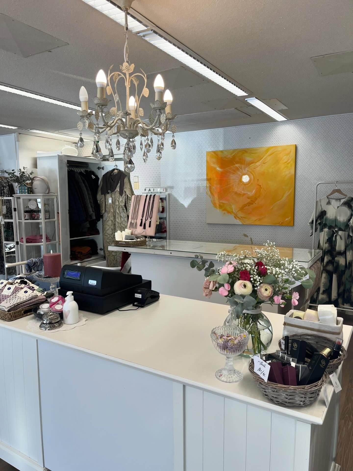 Auringon lapsi - teos p&auml;&auml;si tuomaan tunnelmaa Outokummun Heli&eacute;n sein&auml;lle☀️✨ 

&rdquo;Mik&auml; on tuo l&auml;mp&ouml;, joka sinusta huokuu.

Auringon s&auml;teet, jotka t&auml;ytt&auml;v&auml;t kokonaisen huoneen.

Oletko se Sin