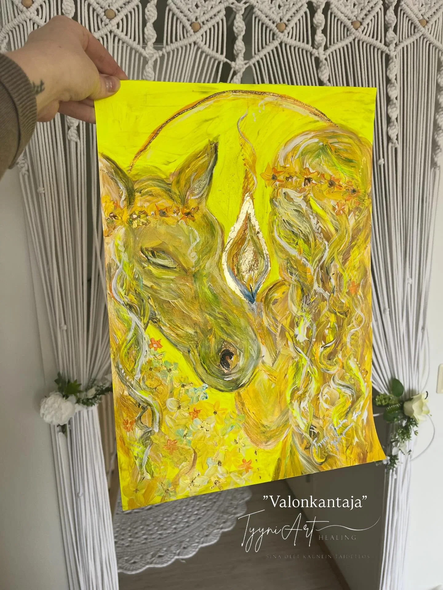 Valonkantaja 🌟✨

Taideteos laadukkaalle maalaus paperille, akryylimaalit &amp; lehtikulta

Koko: 42x29,5cm 

Hinta: 222e sis.alv 13,5% 

Ostettavissa viestill&auml; @tyyniart / tyynituuliakauppinen@gmail.com ja my&ouml;hemmin mahdollisesti verkkokau