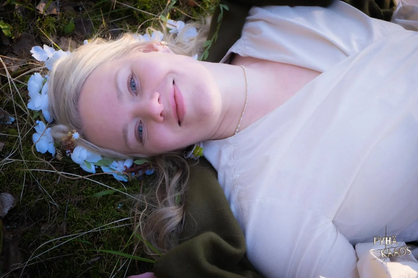 Ihmeellinen ilo ja rauha on hiipinyt 
t&auml;h&auml;n syd&auml;meen - rauha siit&auml; mit&auml; on ollut, mit&auml; on 
ja mit&auml; tulevaisuus tuo tullessaan. 

Oonkin just oikeassa hetkess&auml; 
ja paikassa. 

Rauhasta k&auml;sin tuntuu keve&aum