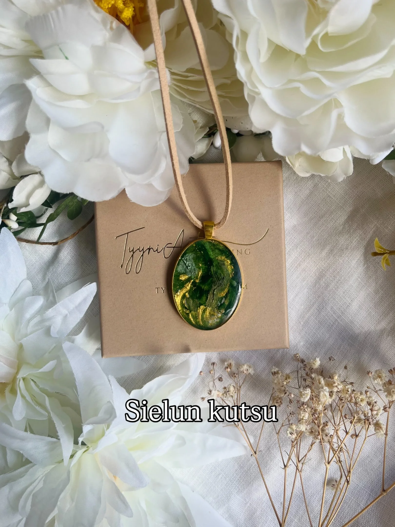 Voimakoruja - pala taideteosta. 💛 
Oisko n&auml;ist&auml; joku sulle? 😍

1. Sielun kutsu, medaljonki 4x3cm 32e
2. Runsauden l&auml;hde halk. 3,7cm 29e
3. Onnenpisarat halk 3,7cm 29e
4. Golden time halk. 3,7cm 29e
5. Vedenhaltia halk. 4,4cm 32e
6. I