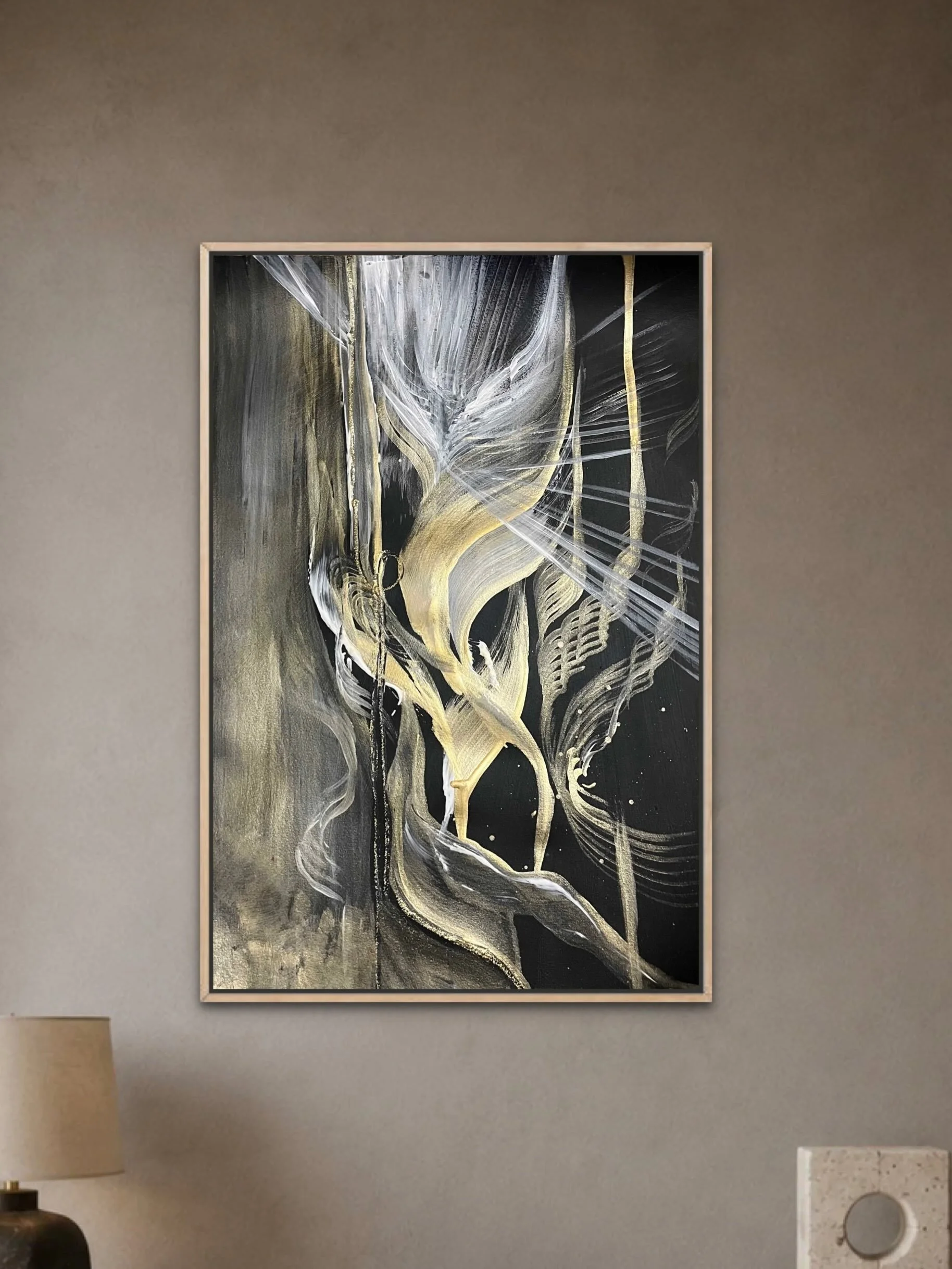 VALON LINJAUS

Tunnetko sen kun valo virtaa l&auml;pi. T&auml;ytt&auml;&auml; tanssien jokaisen solun. 

Koko: 30x40cm (koko ilman kehyksi&auml;) 

akryyleilla laadukkaalle paperille, kullanv&auml;riset ohuet kehykset tulee mukana. 

Tekovuosi 2026

