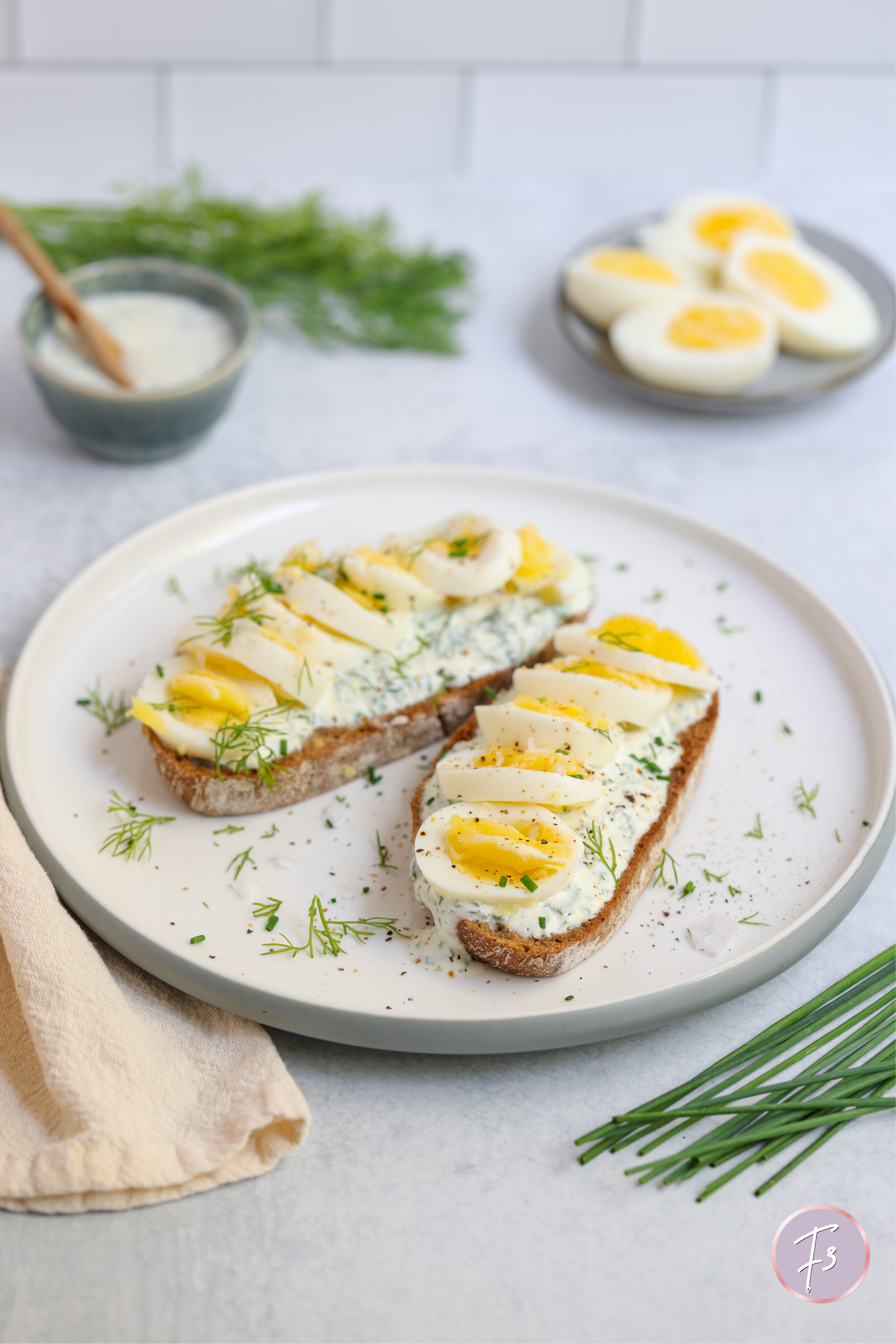 Easy High-Protein Herbed Egg Toast (The Breakfast That Finally Works With Your Life)