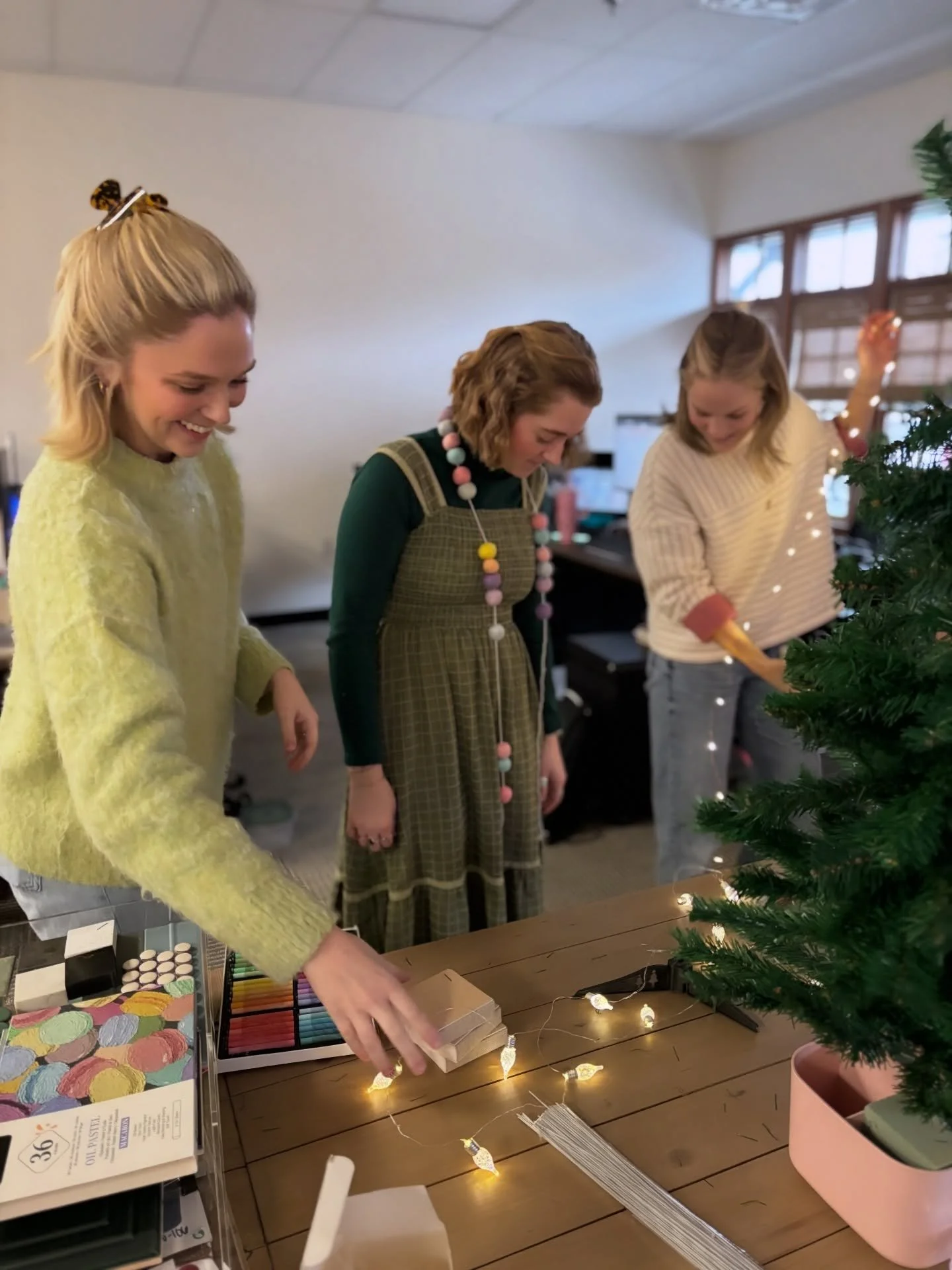 Arts. Crafts. All the creativity! ✂️✨🎨👩&zwj;🎨

Our team had the best time creating an arts-and-crafts tree this year for the 9th annual Atlanta Helping Hands benefiting Children&rsquo;s Hospital of Atlanta! @jjflooringatl 

Nothing better than a l