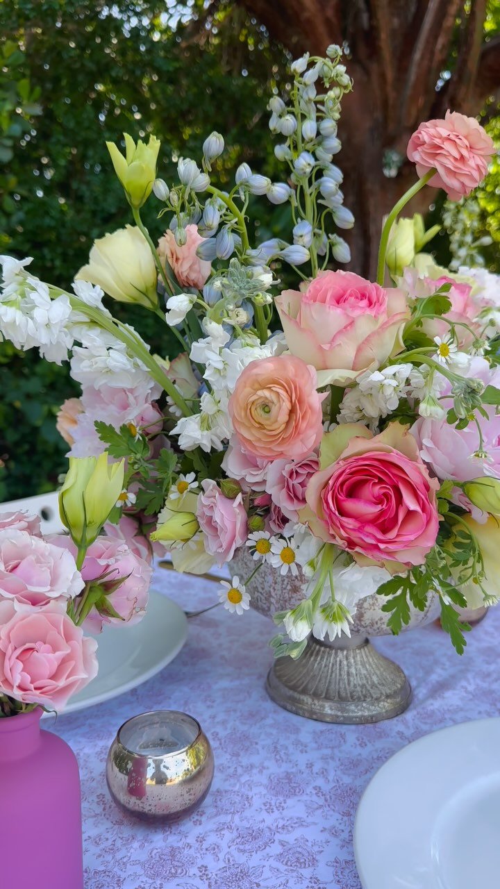 BRIDAL & BABY SHOWER VIBESxx
How cute is this pastel set up π¬
Medium floral arrangements and colorful accent budvases are always a good idea for bridal and baby showers to make beautiful colorful table scape π
#florist #florals #weddinginspi
