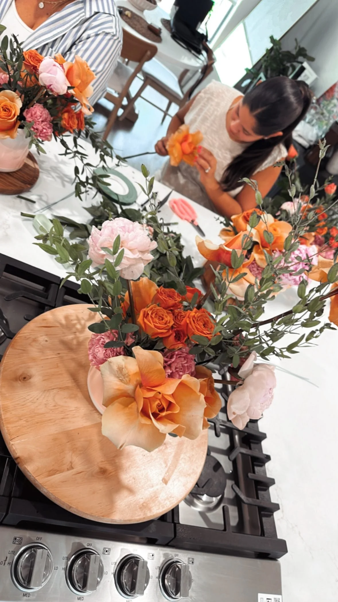 DID YOU KNOW WE OFFER FLORAL WORKSHOPS?!
Whether you’re looking for a private one-on-one session or a fun group experience, we’ve got you covered! π¨β¨
Perfect your craft or plan a creative day with your besties! Our workshops are a grea