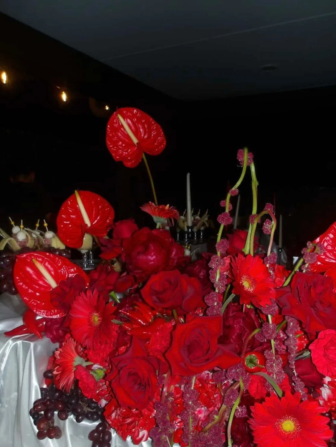 FROM DAY TO NIGHTxx

She hits better at night ❤️

Planner: @amandagrahamevents 
Florist: @wandering.solstice.design 

#florist #miamiflorist #events #florals #red