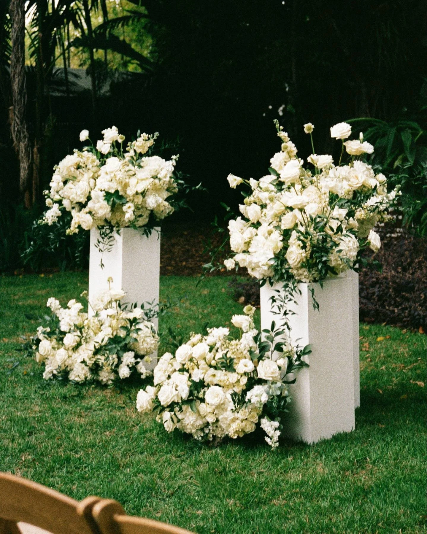 PEDESTAL VIBESxx

Planner: @kristenkseventsandflorals
Florals: @wandering.solstice.design
Photography: @lexys.lens 
Lighting: @primeeventsandproductions
Venue: @miamibeachgarden

#miami #florist #weddingphotography #weddingflorals