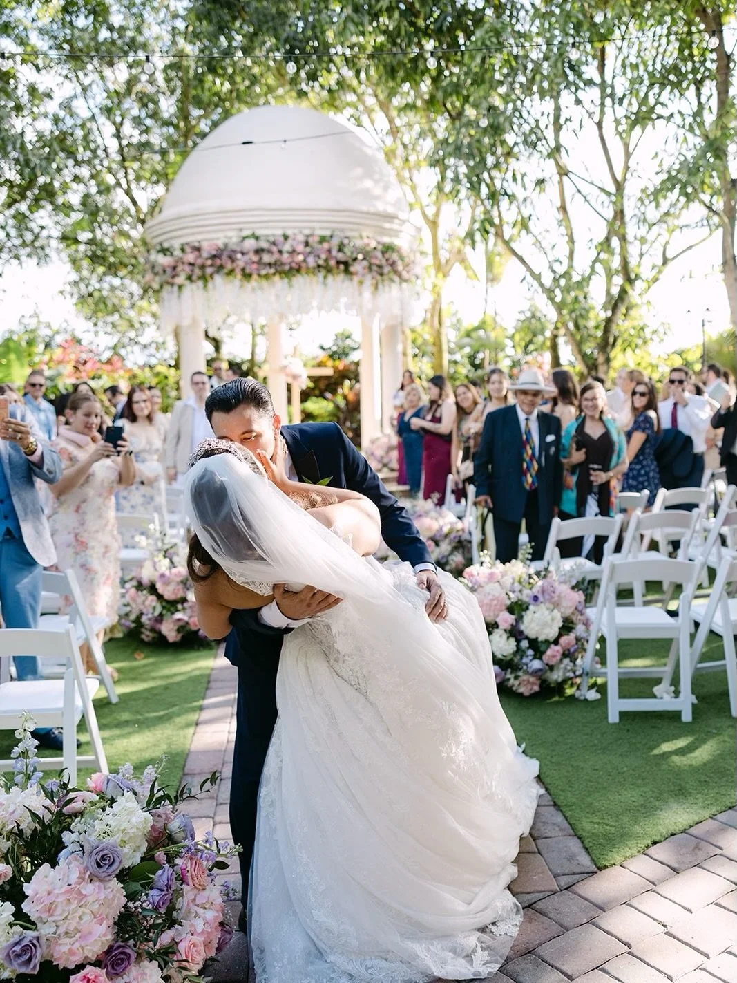FAIRYTALE MOMENTSxx 🩷💜

Planner: @metis.events 
Florals: @wandering.solstice.design 
Photography: @vborsphotography 
Venue: @villa.toscana 

#miami #florist #wedding #weddingphotography #weddingflorals