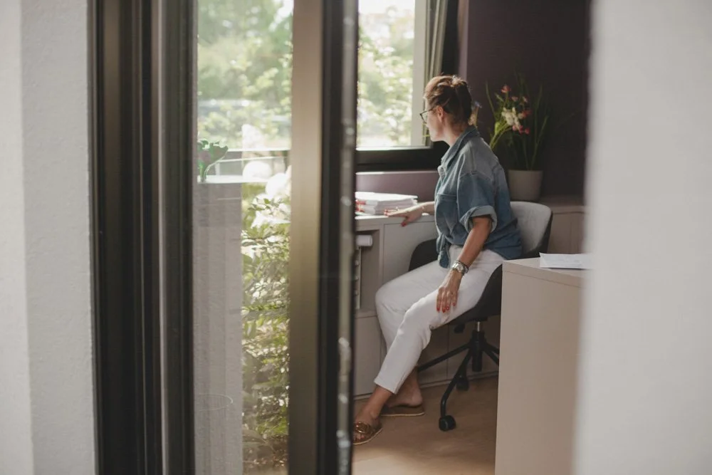 Melanie Haendly an ihrem Schreibtisch in Gräfelfing.