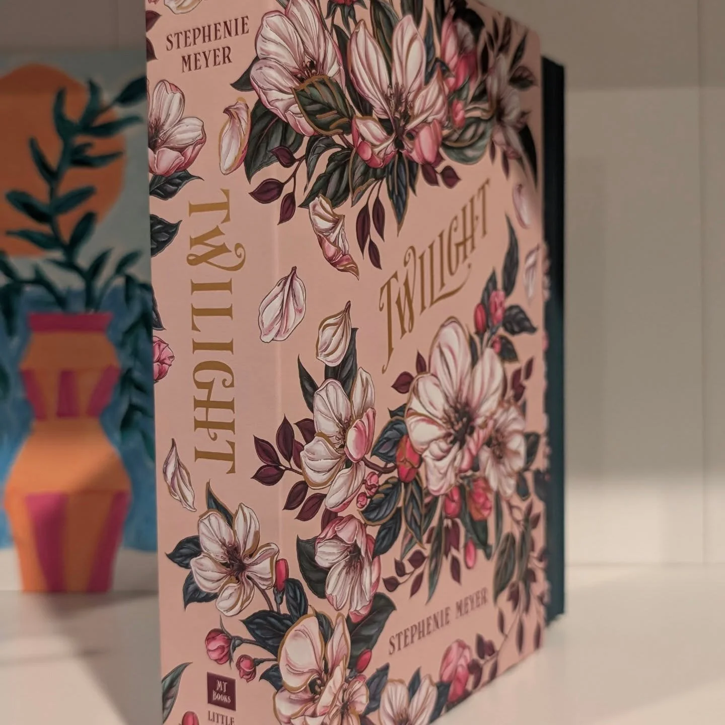 This is not your mother's &quot;Twilight&quot; well unless you're my daughter then it is! 
These switching painted edges are stunning and the bounding is gorgeous! I can't wait to add all the deluxe collectors editions to my bookshelf!
@littlebrown 
