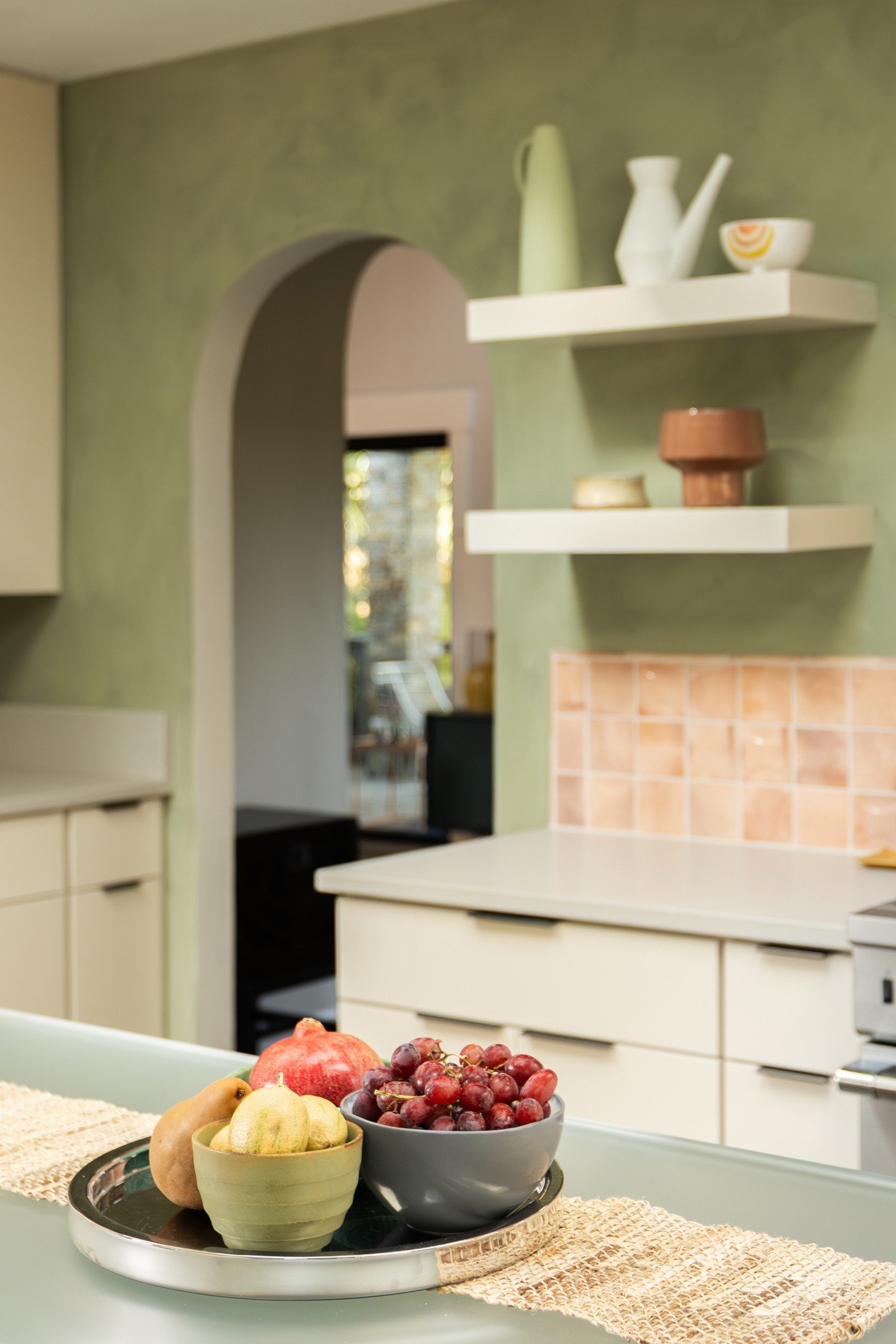 We still love floating shelves! No fuss, simple seamless lines, and sturdy enough to hold a wide range of weight, depending on your needs. Enjoy some vignettes of our Woodland Terrace kitchen remodel with open concept, floating shelves.

Design by @D
