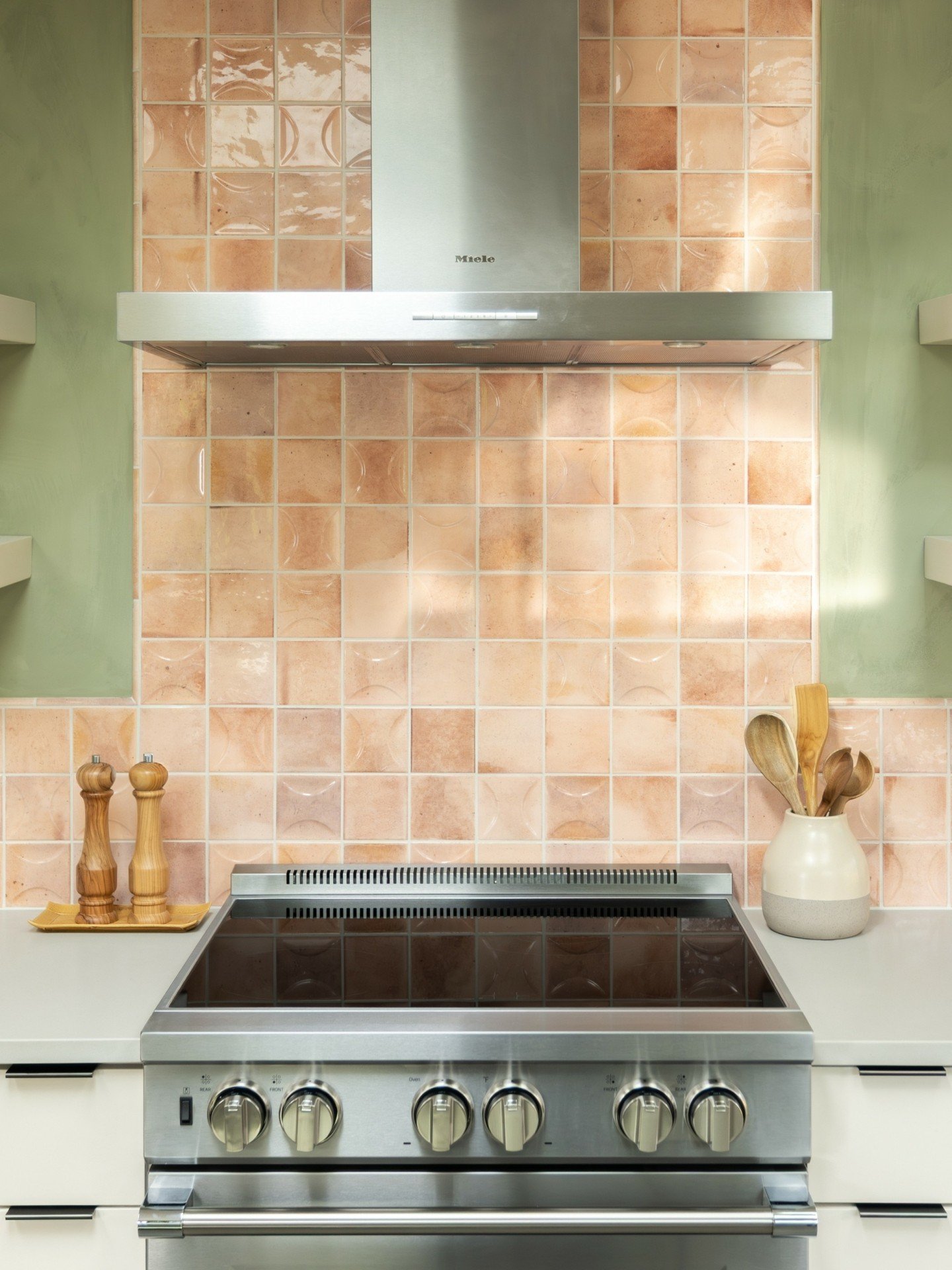 Backsplash showcase at our new kitchen on Woodland Terrace. Our client fell in love the with the high variation (V4) of this blush pink, high-gloss, ceramic tile. We installed a randomized mix of flat and 3 dimensional deco 4x4 tiles, then bookended 