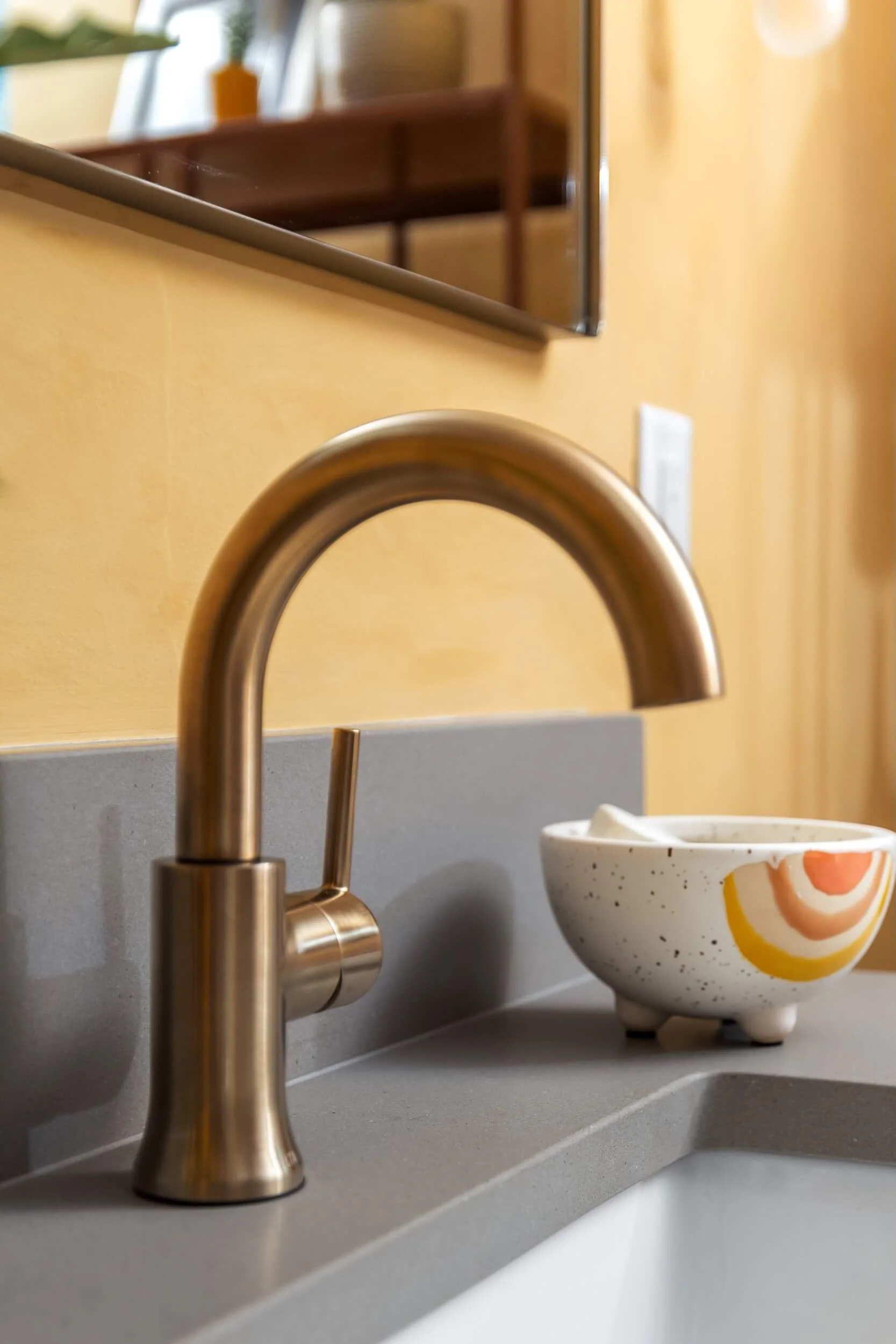 Bronze bathroom vanity faucet