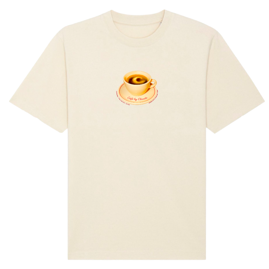 Mock up d’un t-shirt beige arborant le visuel d’une tasse à café avec sa coupelle centré sur le devant