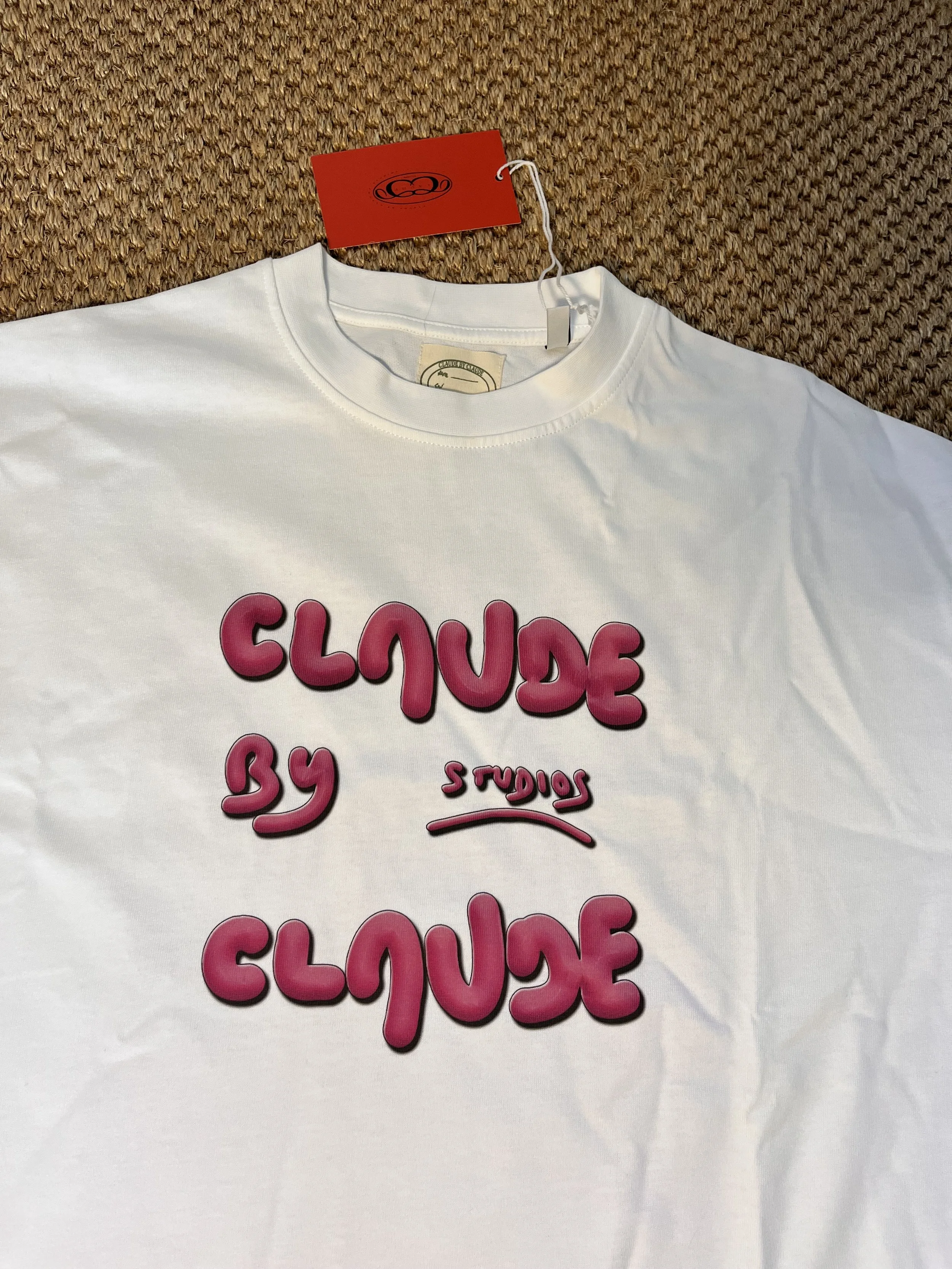Détail du visuel rose Claude by Claude Studios sur t-shirt en coton bio.