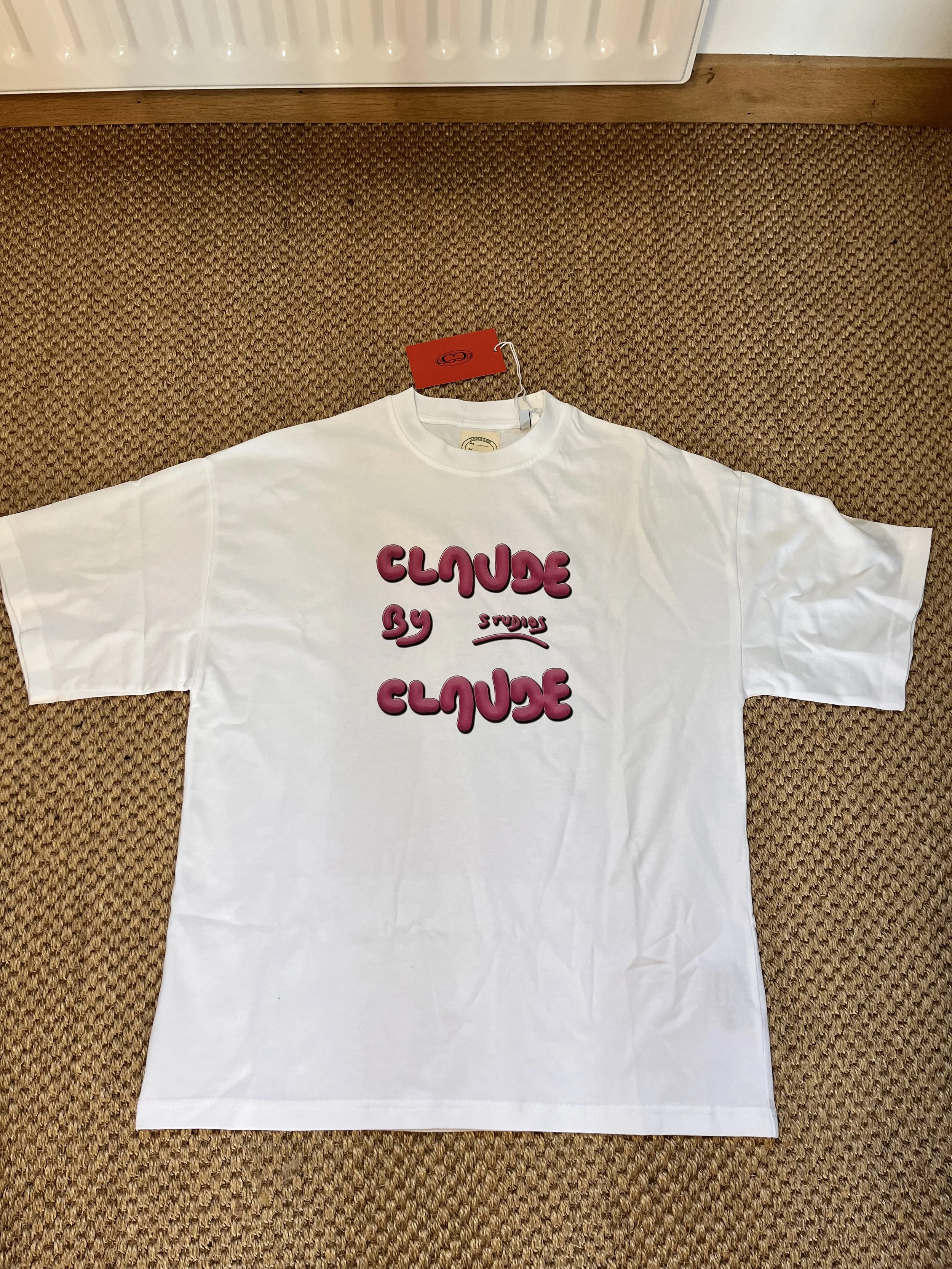 T-shirt blanc Claude by Claude Studios en coton biologique 240 GSM, fabriqué au Portugal, vue avant.