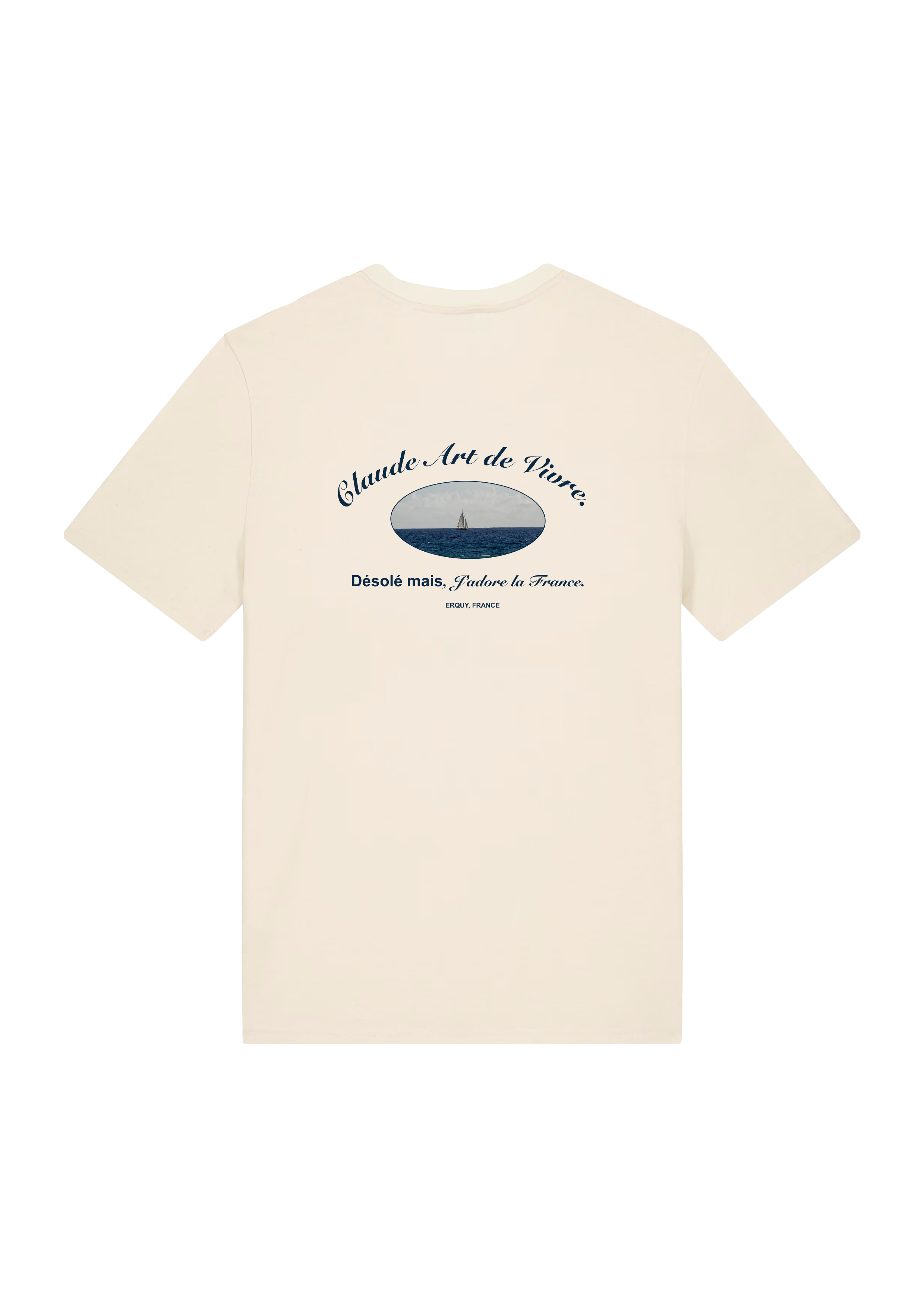 Image à plat d’un t-shirt beige de dos avec le visuel ‘CLAUDE ART DE VIVRE’.