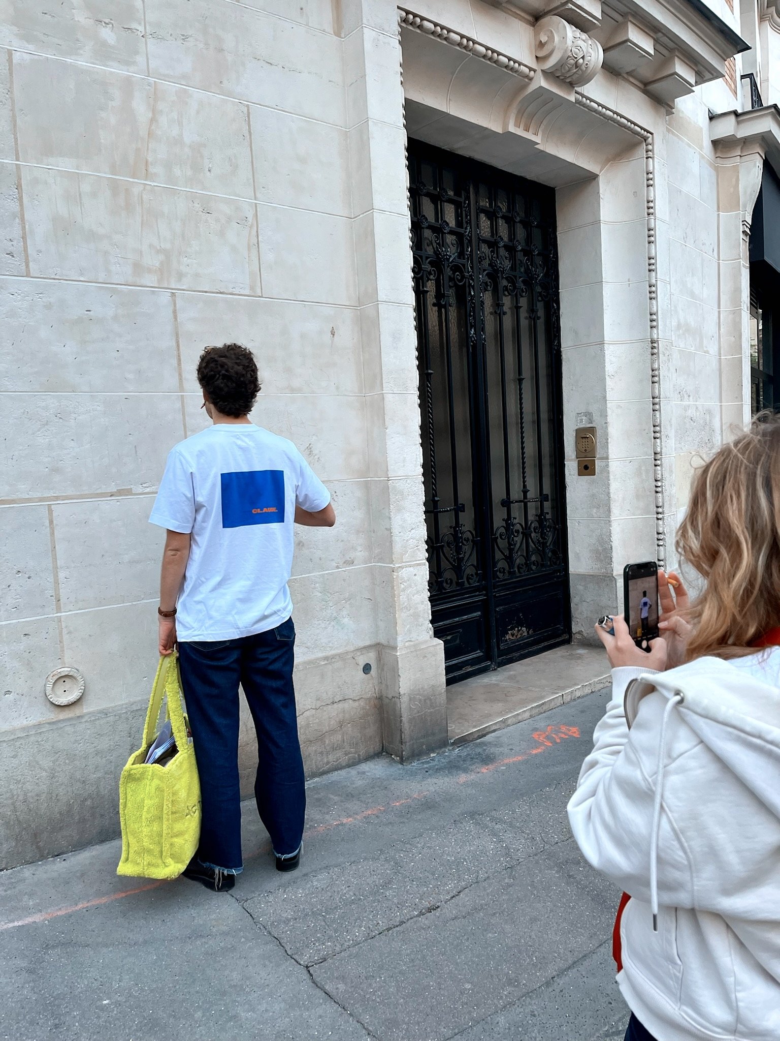 Mannequin Claude by Claude se faisant photographié devant un mur dans la rue