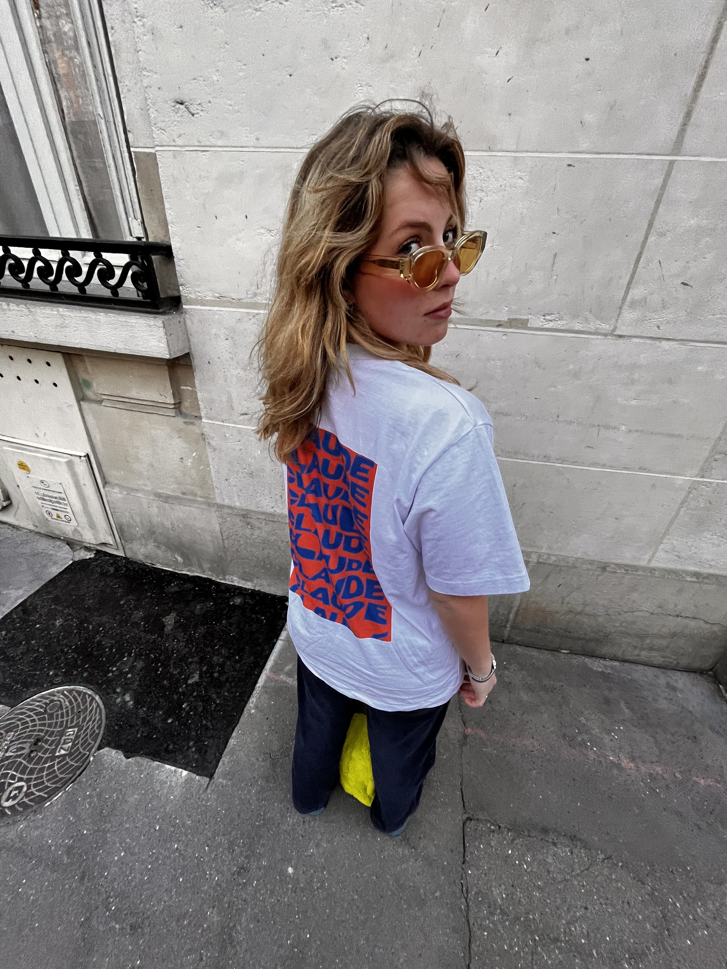 Mannequin photographié par le dessus et portant un t-shirt Claude