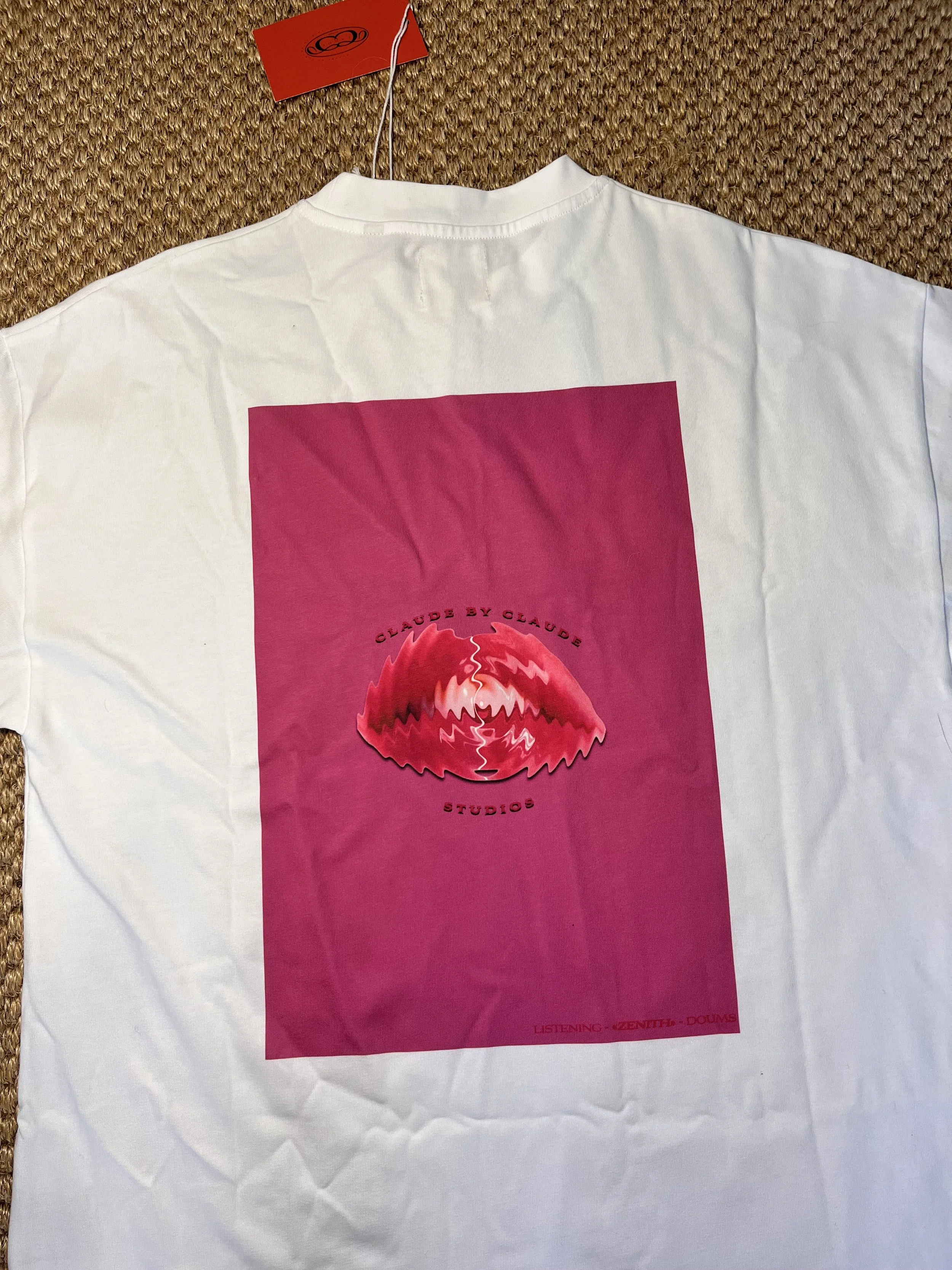 Gros plan du visuel imprimé au dos du t-shirt Claude by Claude Studios.