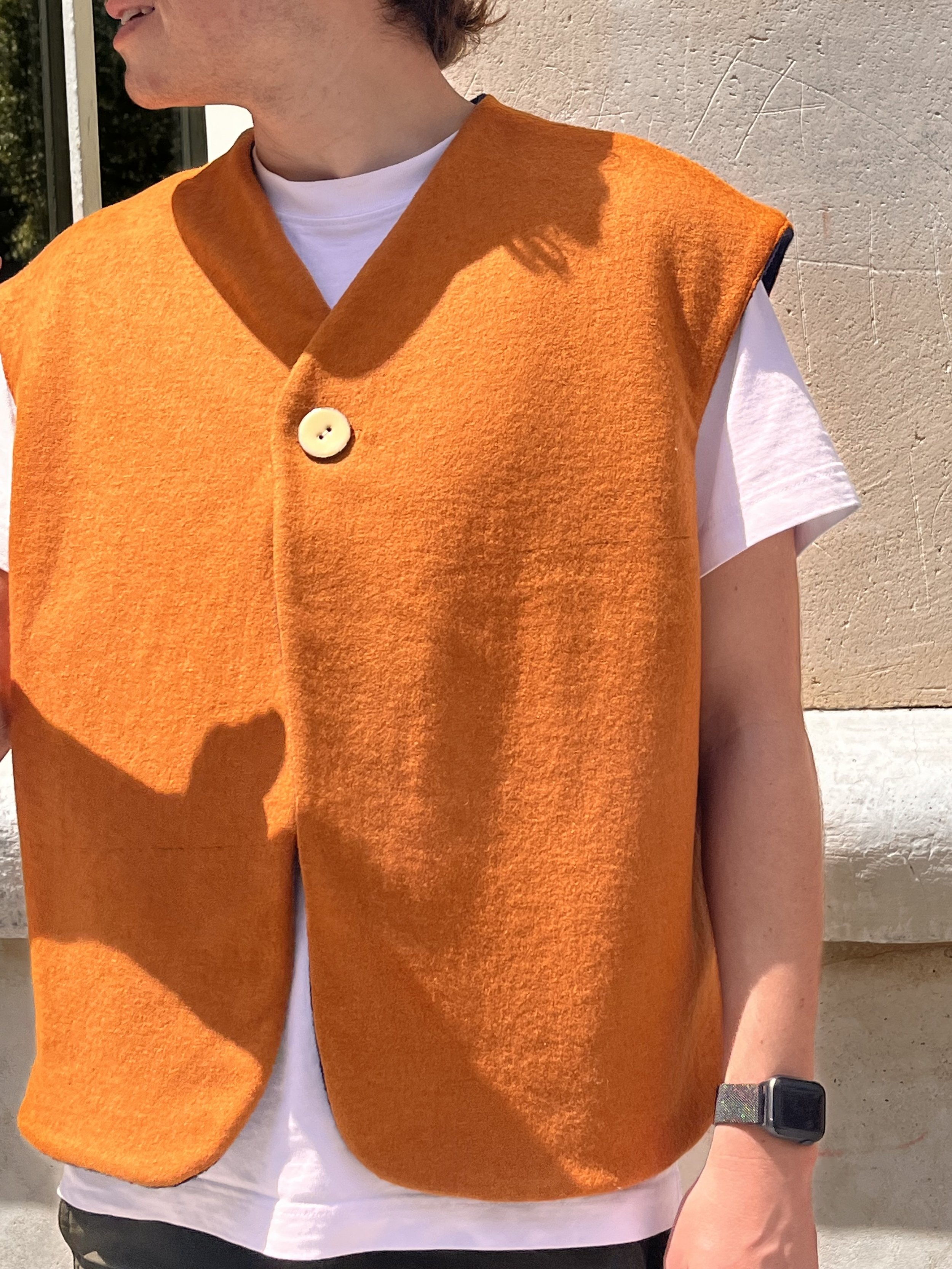 Photo de près dans paris d’un gilet en laine orange