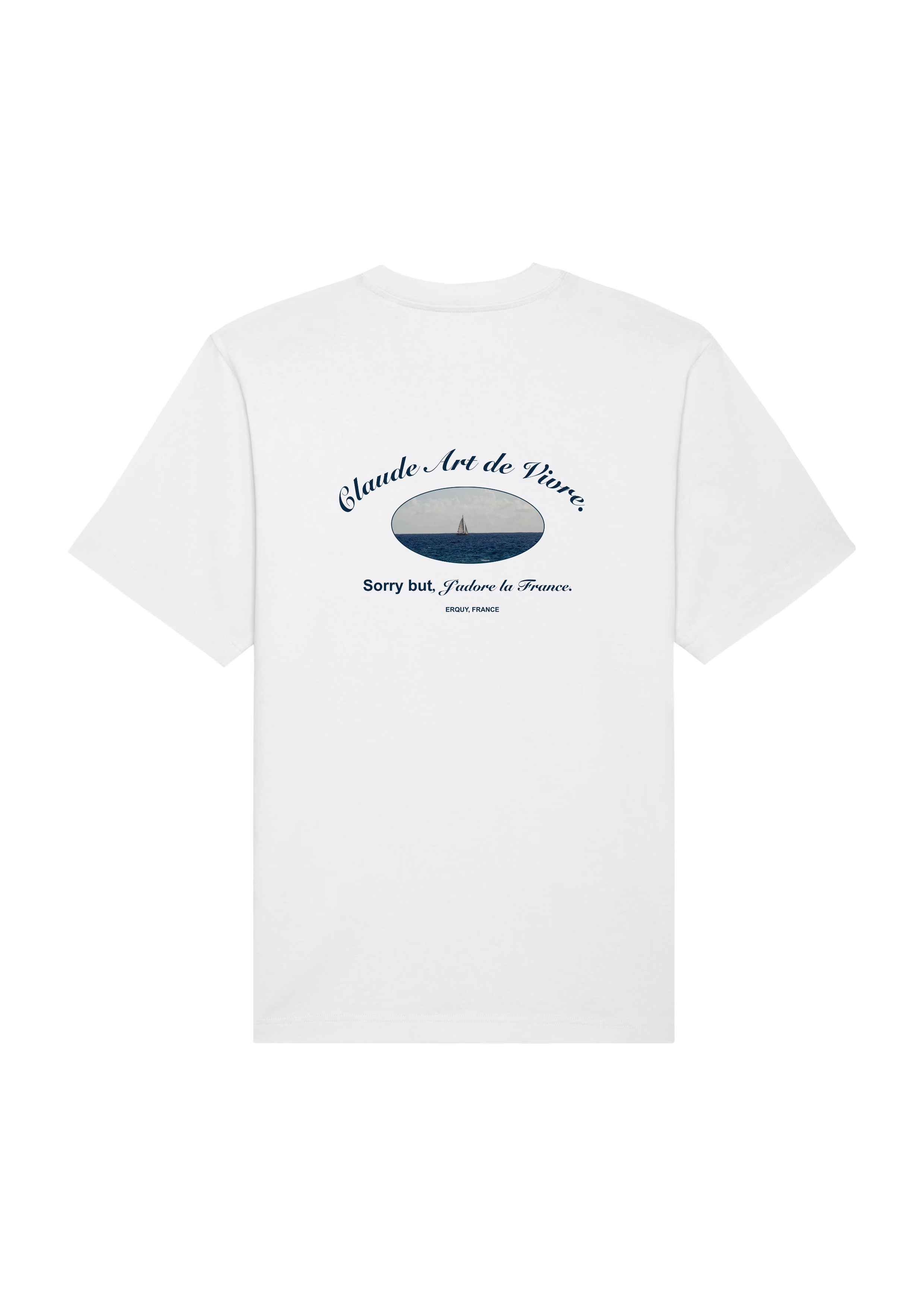 Image à plat d’un t-shirt blanc de dos avec le visuel ‘CLAUDE ART DE VIVRE’.