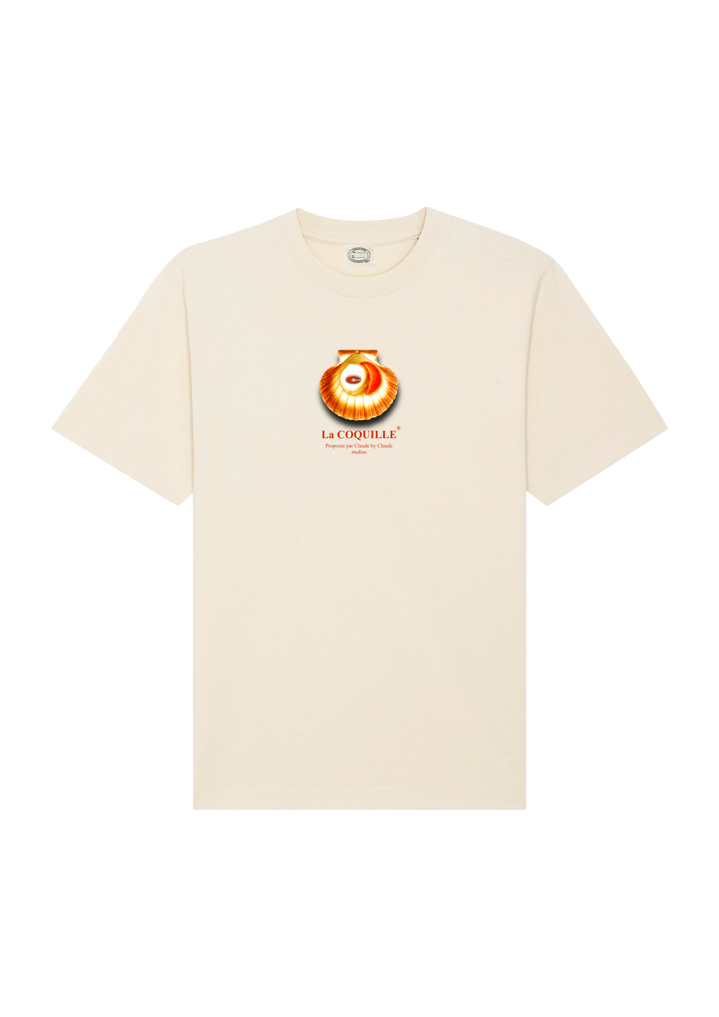 Image à plat d’un t-shirt beige avec le visuel d’une coquille saint Jacques dans les tons orange.