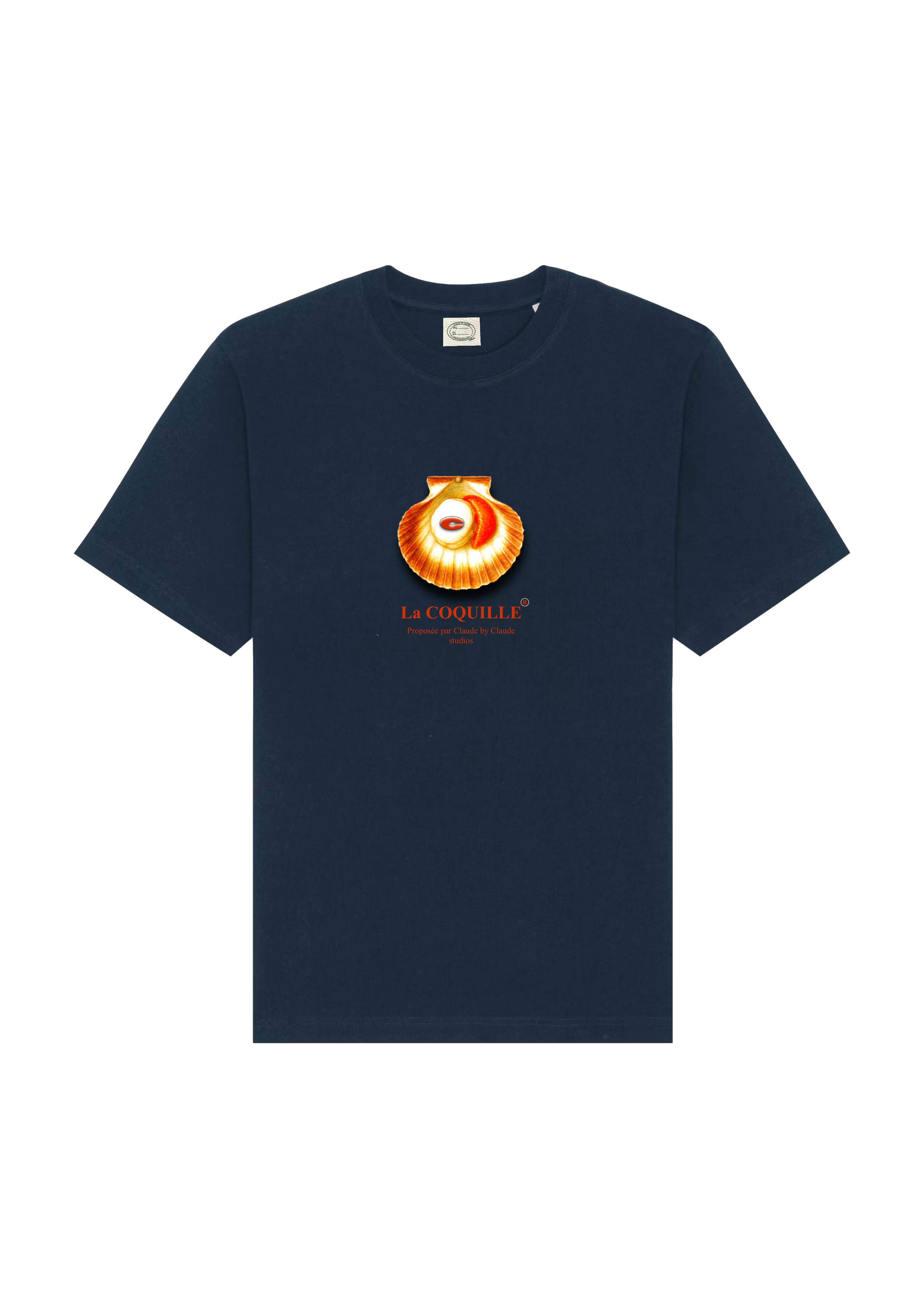 Image à plat d’un t-shirt bleu marine avec le visuel d’une coquille saint Jacques dans les tons orange.