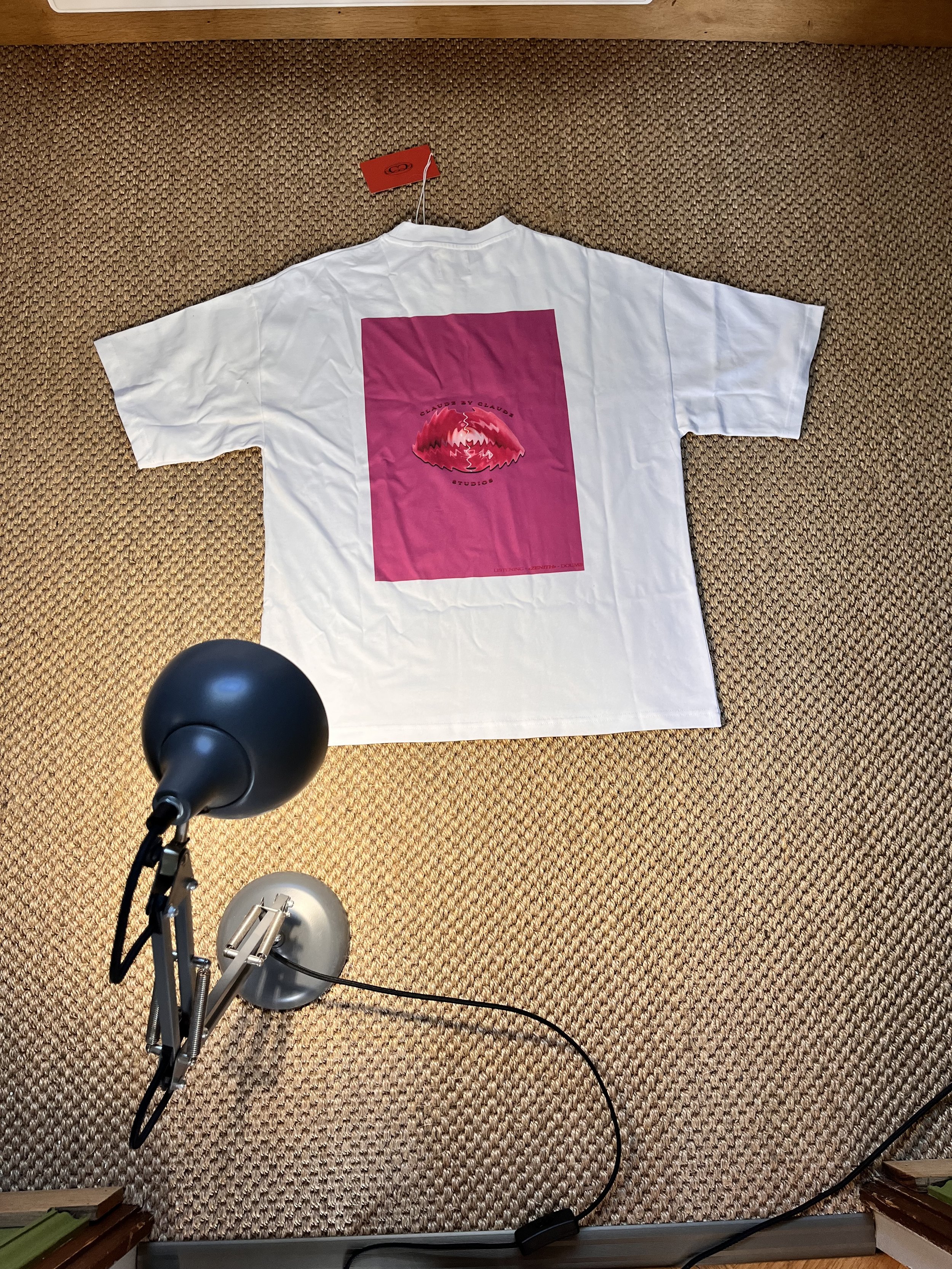 T-shirt Claude by Claude Studios – dos éclairé en studio, coton biologique 240 GSM.