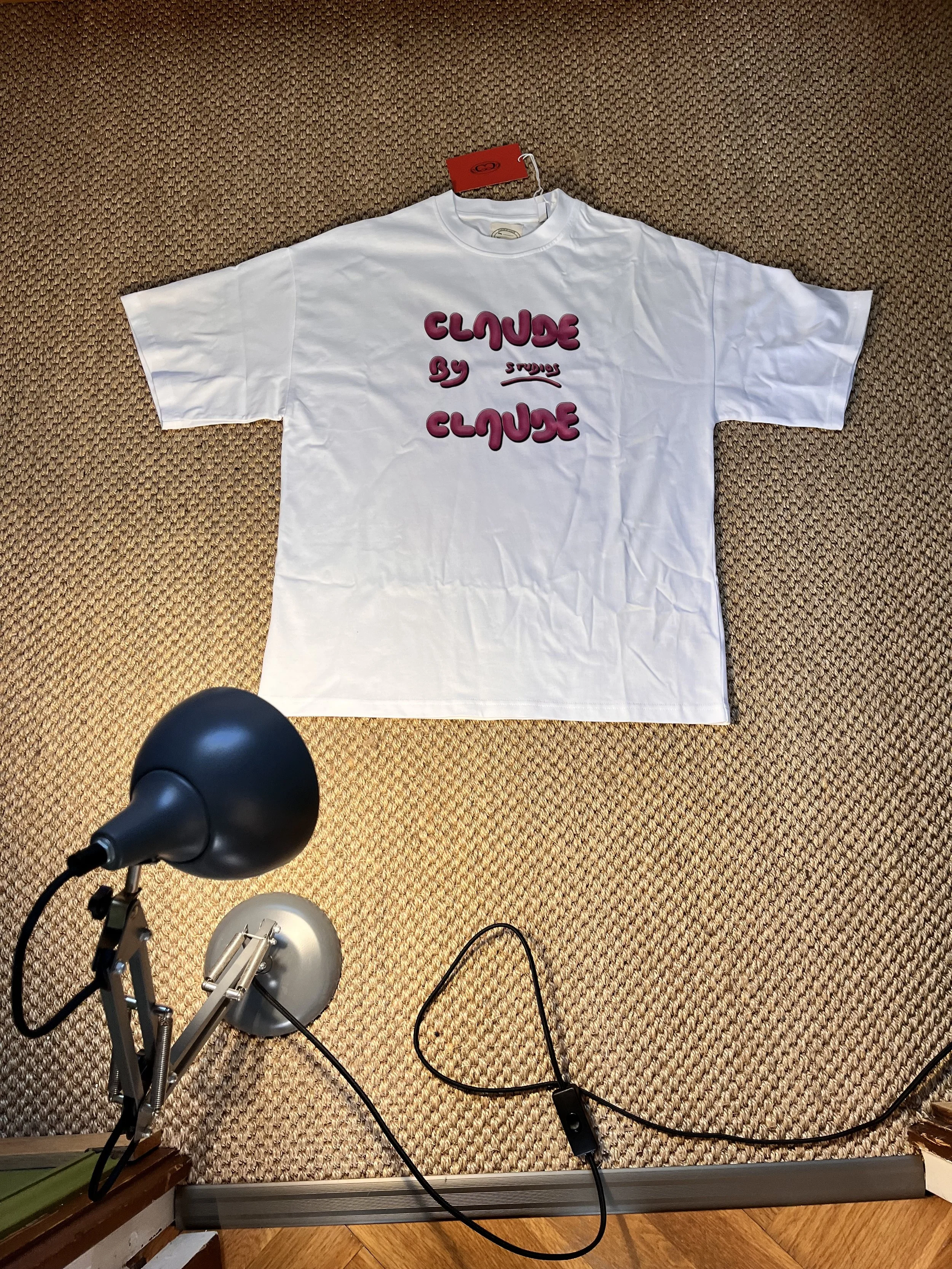 T-shirt Claude by Claude Studios éclairé en studio, vue avant.